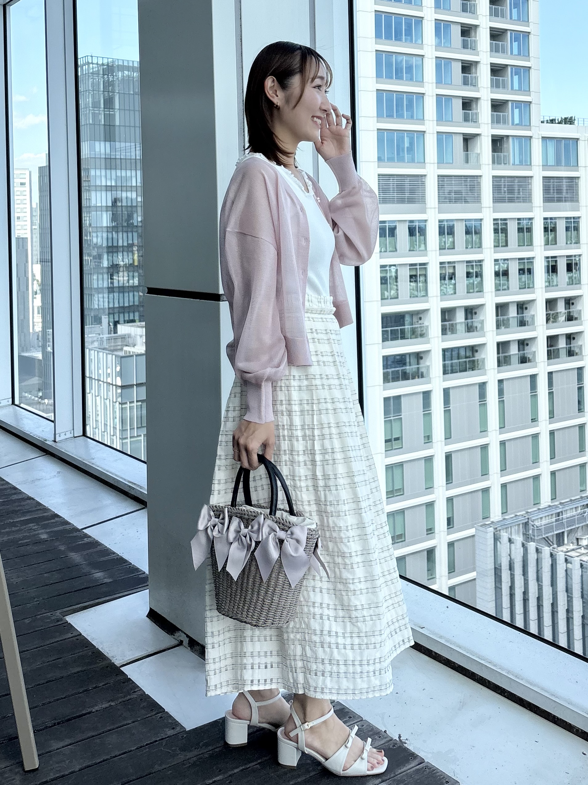 みぃさんの「Couture brooch｜【洗える・パール調釦】愛されシアーカーディガン」を使ったコーディネート