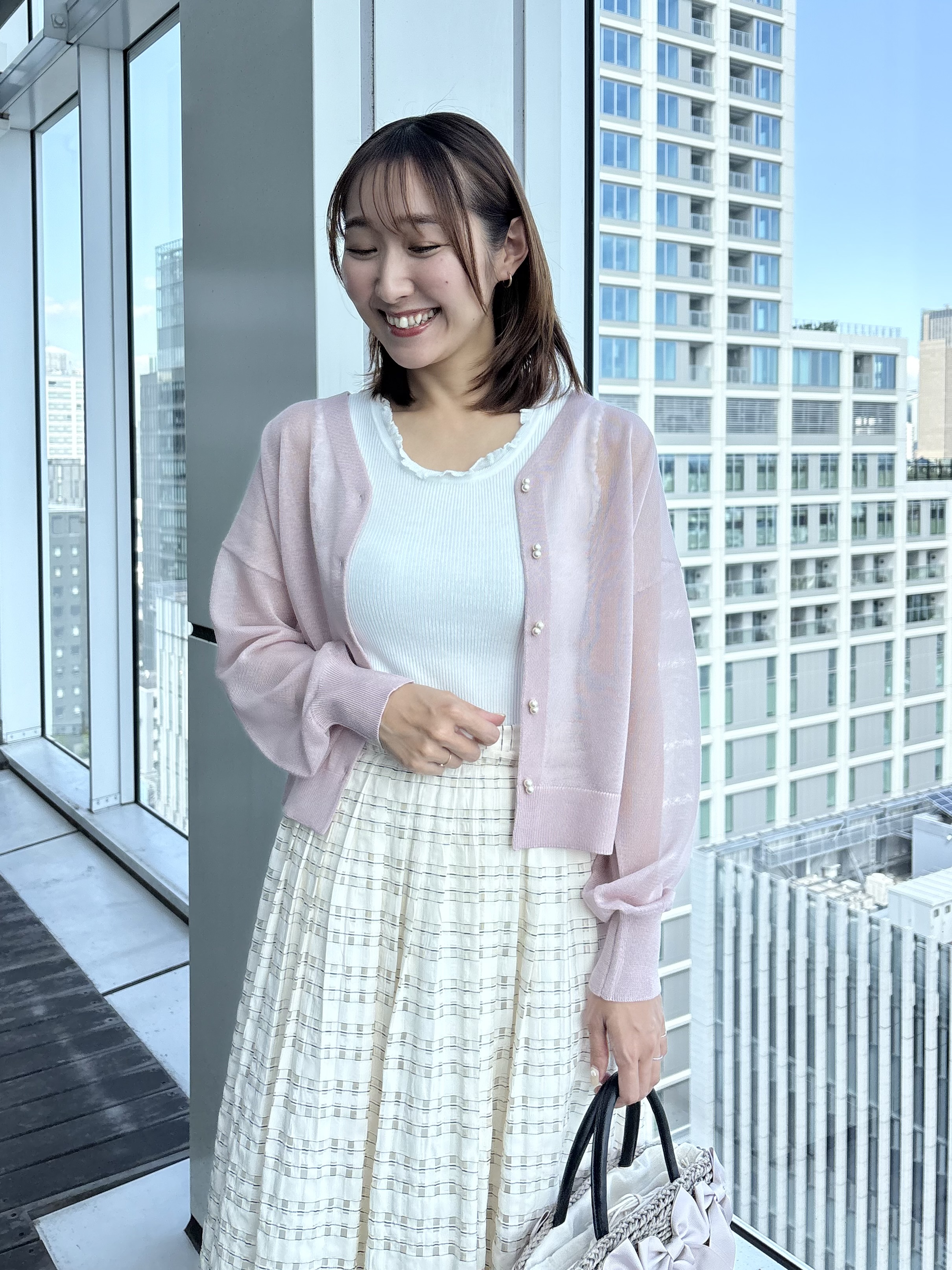 みぃさんの「Couture brooch｜【洗える・パール調釦】愛されシアーカーディガン」を使ったコーディネート