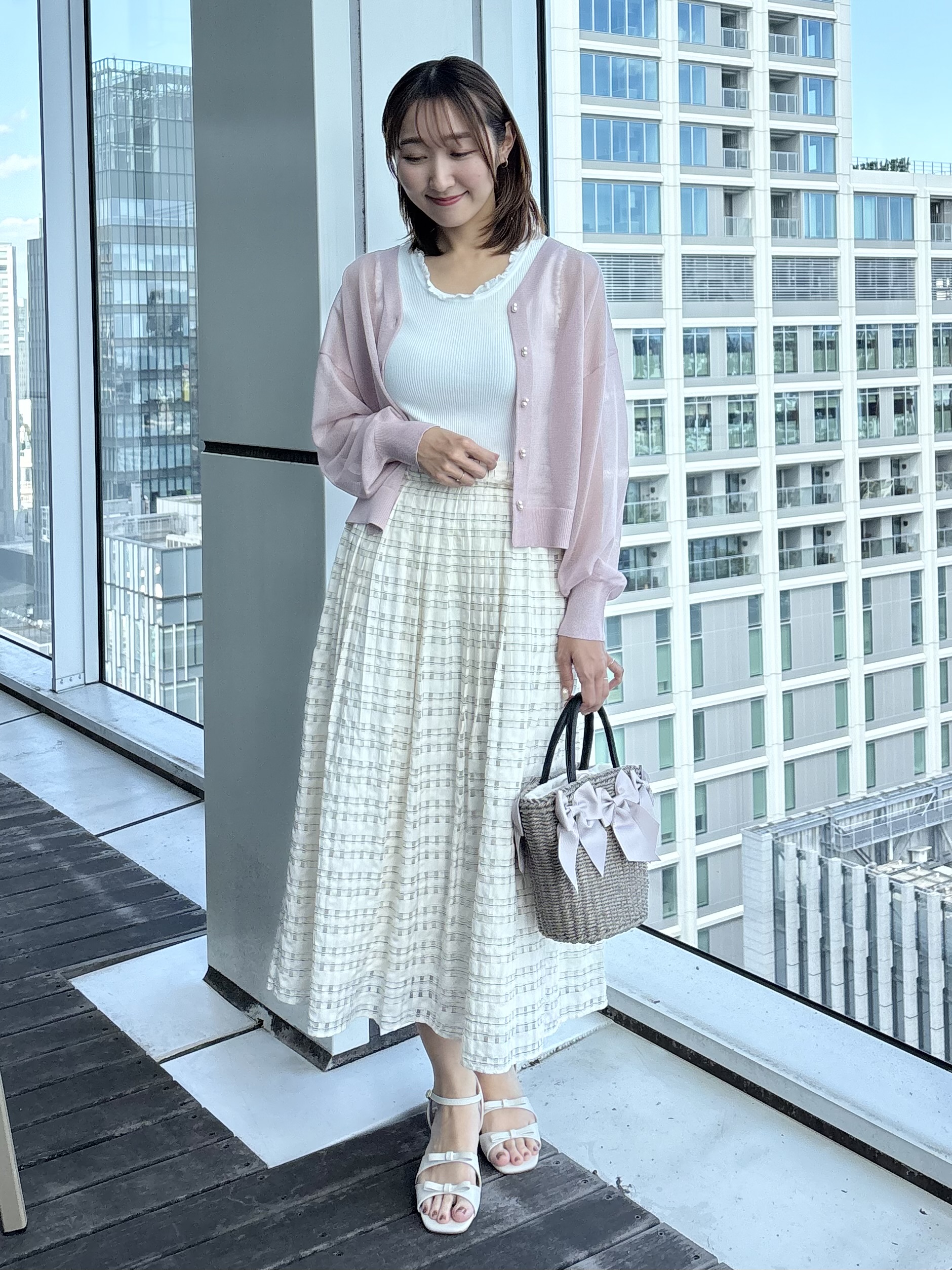 みぃさんの「Couture brooch｜【洗える・パール調釦】愛されシアーカーディガン」を使ったコーディネート