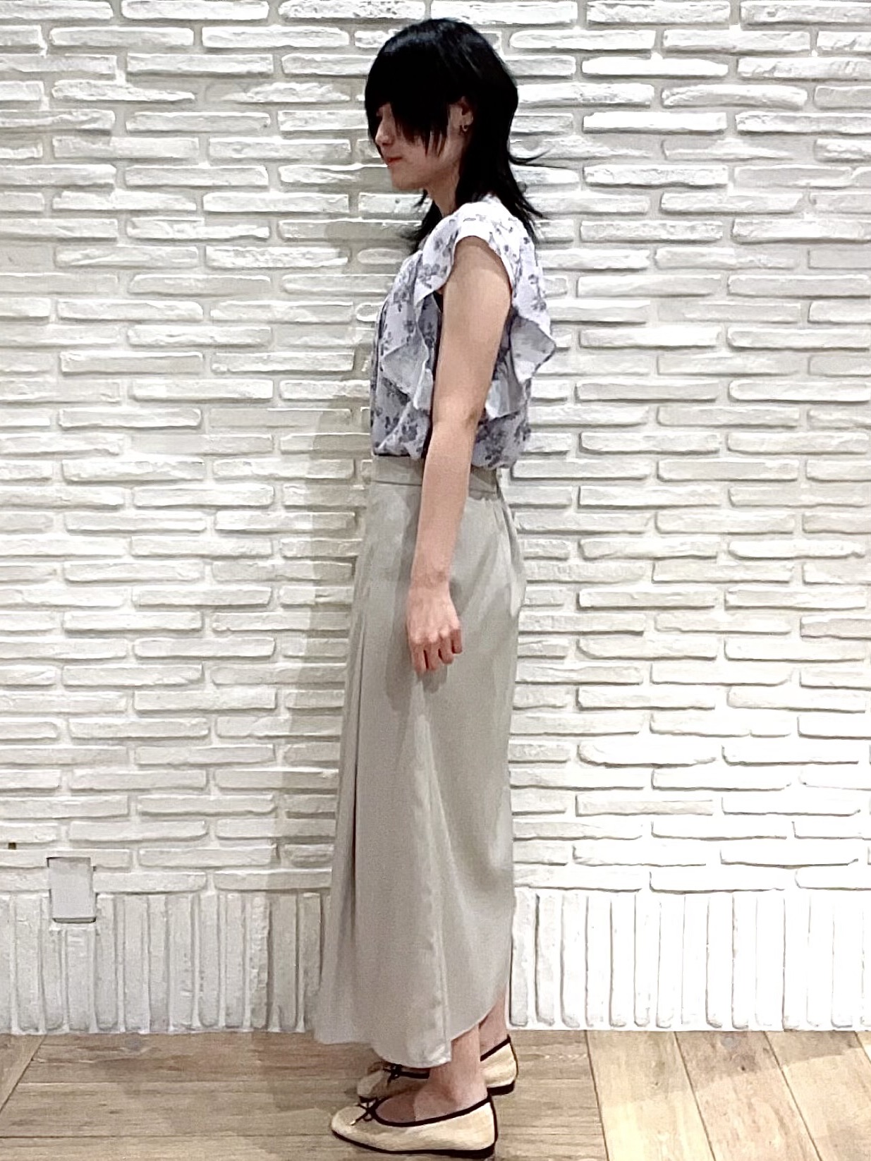 すいさんの「index｜◆【日比谷花壇コラボ】線画フラワーピンタックブラウス【防シワ／洗濯機OK】」を使ったコーディネート