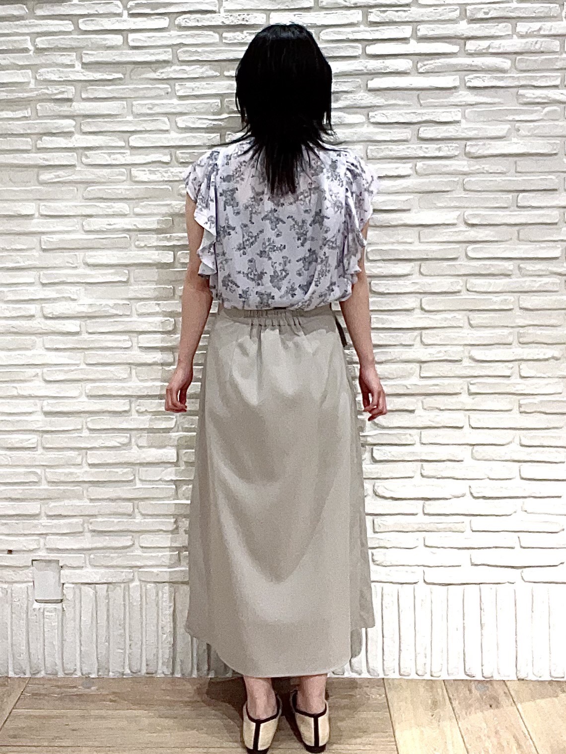 すいさんの「index｜◆【日比谷花壇コラボ】線画フラワーピンタックブラウス【防シワ／洗濯機OK】」を使ったコーディネート
