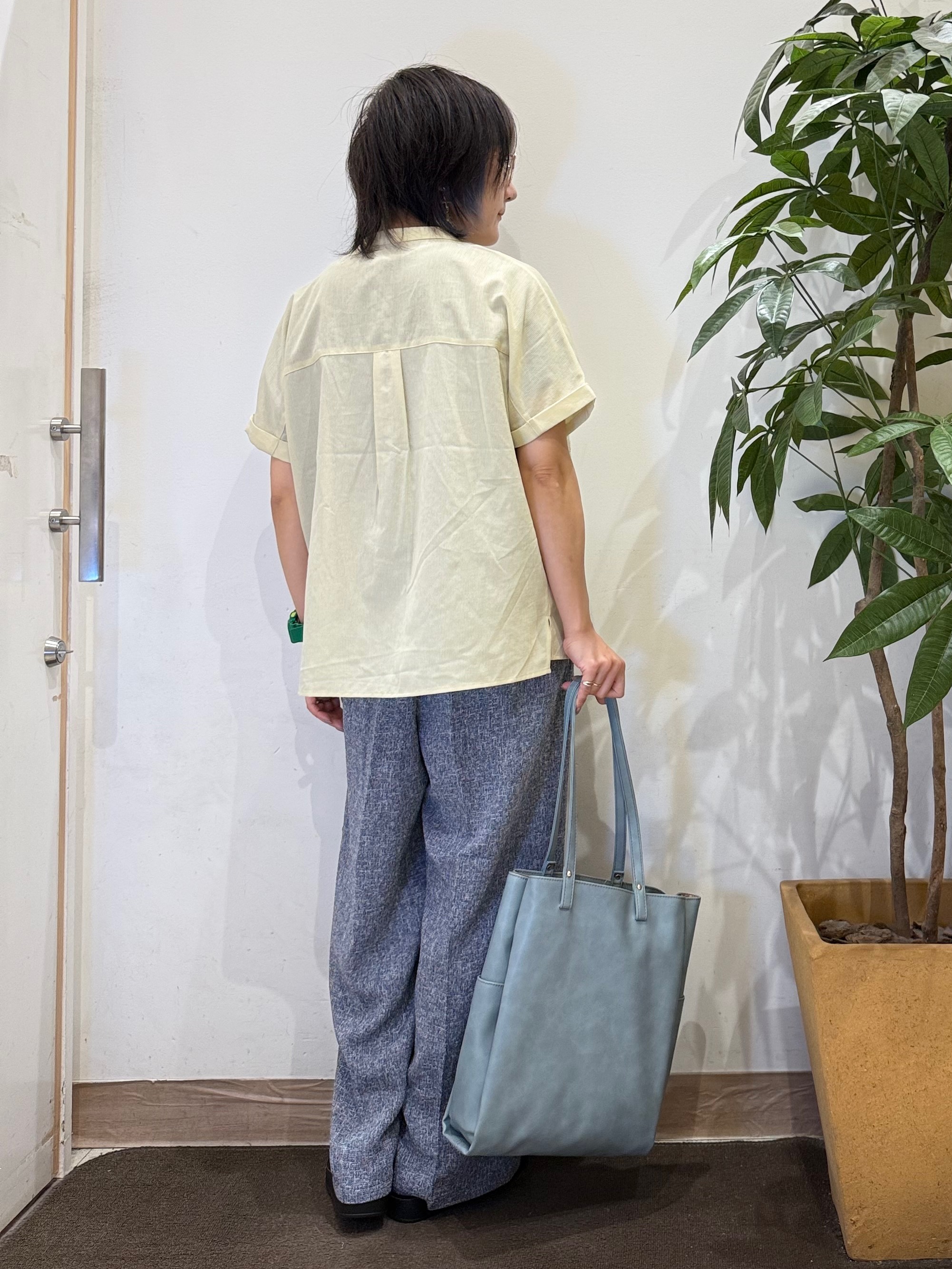misakiさんの「SHOO･LA･RUE｜【通気性〇/UV/S-LL】風が通り抜ける 半袖バンドカラーシアーシャツ」を使ったコーディネート