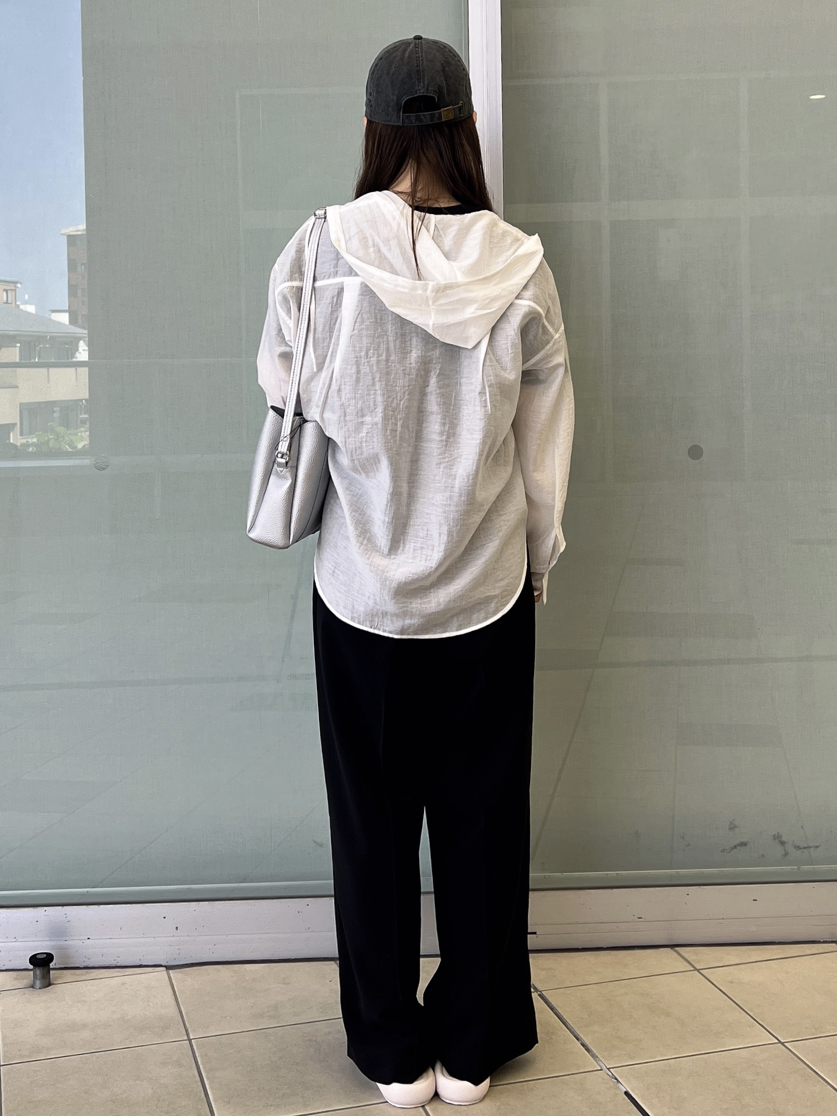 eriさんの「OPAQUE.CLIP｜【洗濯機OK】フード付きシアーシャツ」を使ったコーディネート