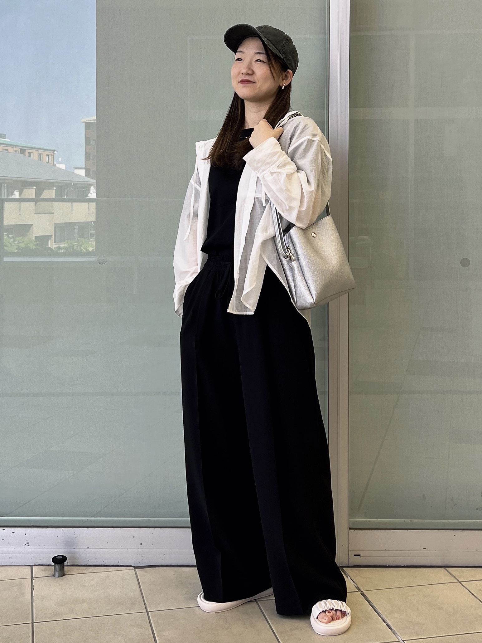eriさんの「OPAQUE.CLIP｜【洗濯機OK】フード付きシアーシャツ」を使ったコーディネート