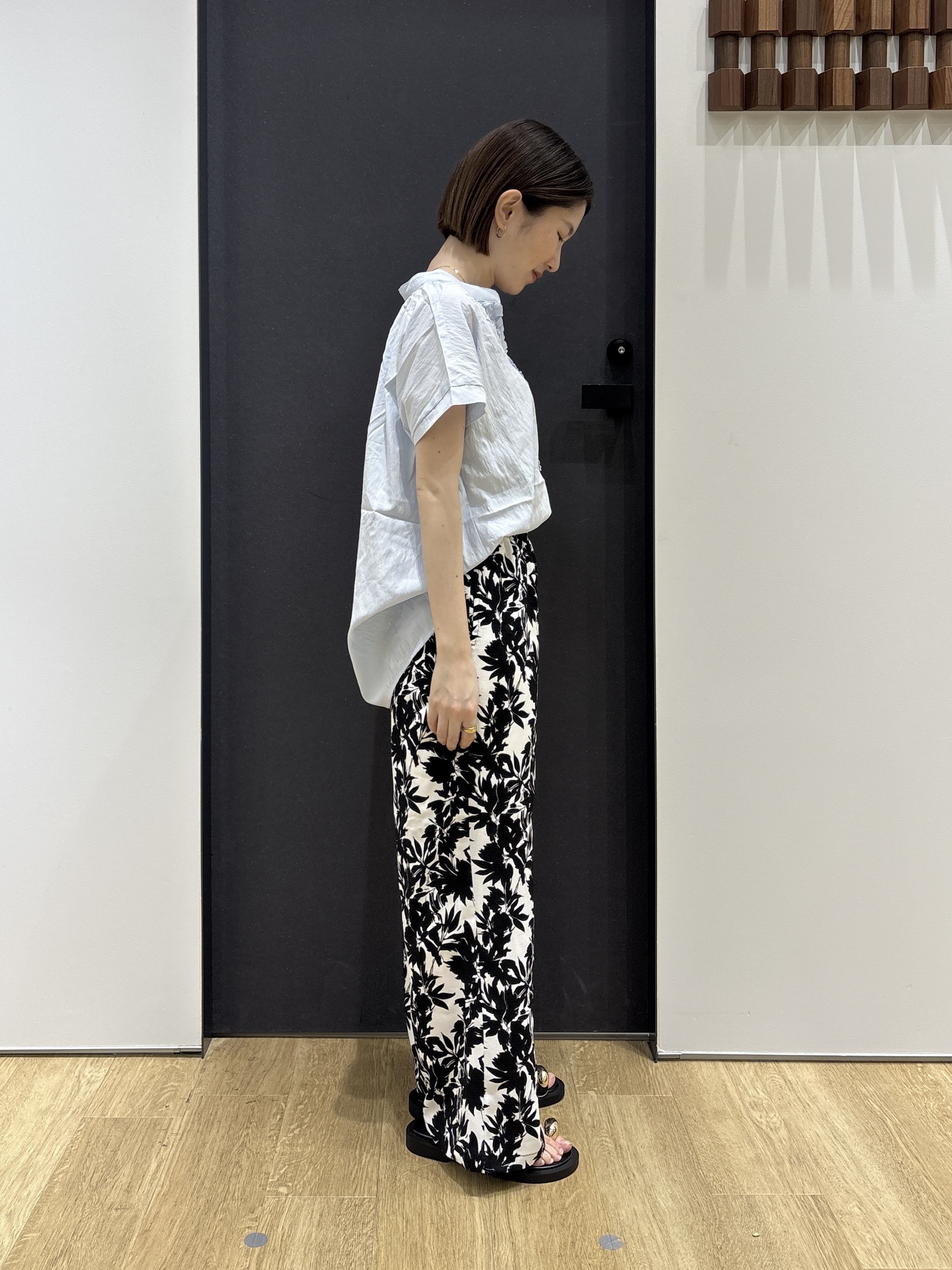 risaさんの「Dessin｜バンドカラーフロントフリルブラウス」を使ったコーディネート