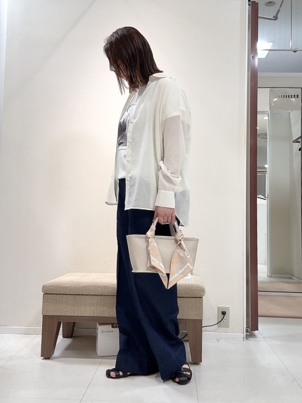 YUIさんの「UNTITLED｜◆【2WAY/マシンウォッシャブル】カシュクールデザインシャツ」を使ったコーディネート