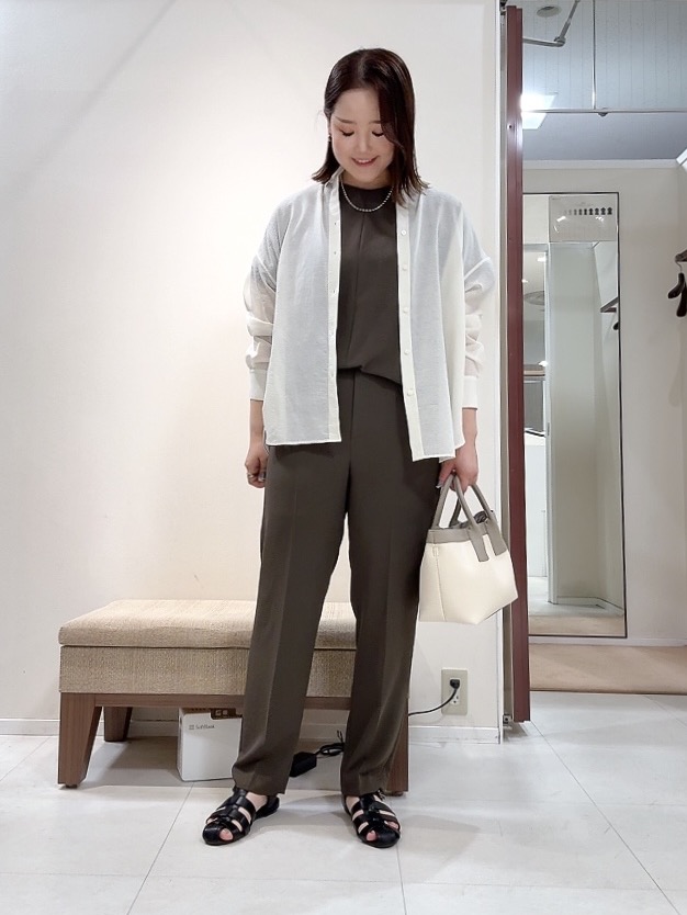 YUIさんの「UNTITLED｜◆【2WAY/マシンウォッシャブル】カシュクールデザインシャツ」を使ったコーディネート
