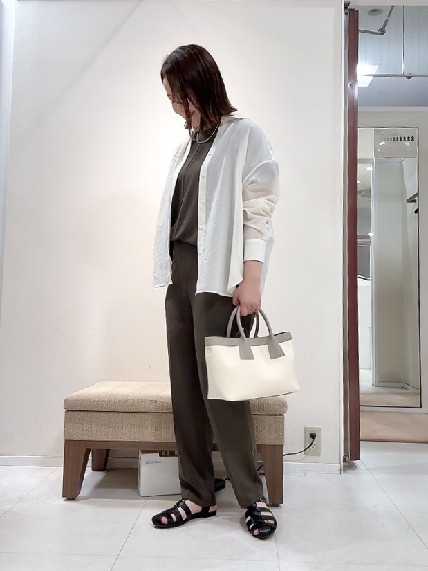 YUIさんの「UNTITLED｜◆【2WAY/マシンウォッシャブル】カシュクールデザインシャツ」を使ったコーディネート