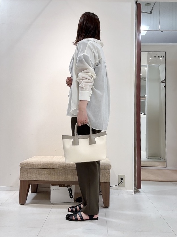 YUIさんの「UNTITLED｜◆【2WAY/マシンウォッシャブル】カシュクールデザインシャツ」を使ったコーディネート