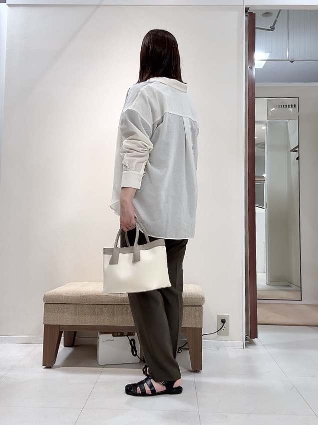 YUIさんの「UNTITLED｜◆【2WAY/マシンウォッシャブル】カシュクールデザインシャツ」を使ったコーディネート
