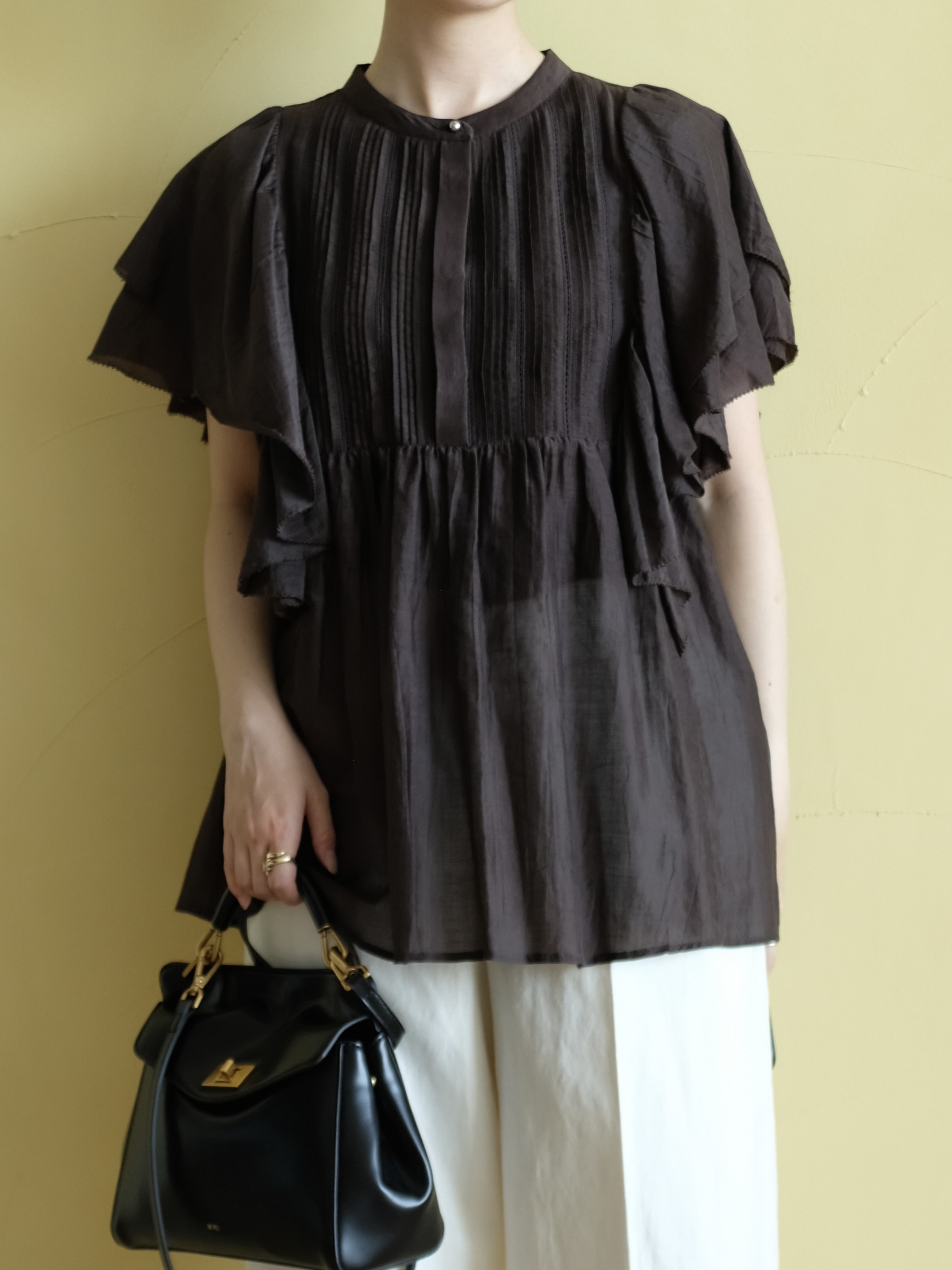 Kishimotoさんの「DRESSTERIOR｜コットンシルク ラッフルスリーブ ブラウス」を使ったコーディネート