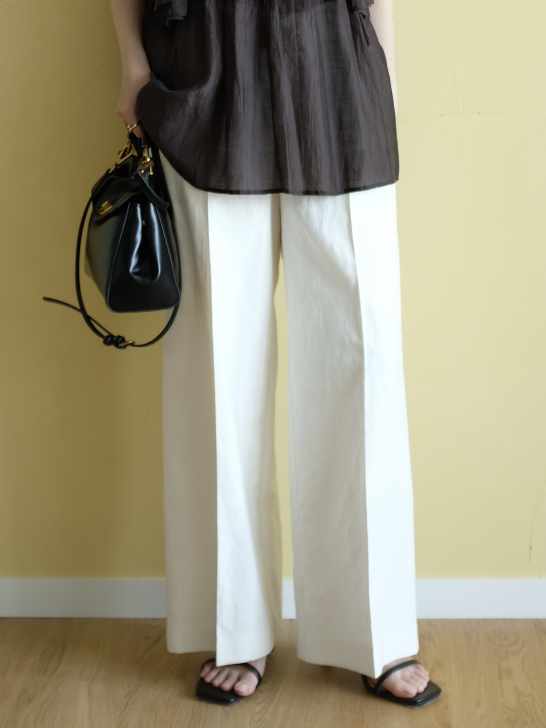 Kishimotoさんの「DRESSTERIOR｜コットンシルク ラッフルスリーブ ブラウス」を使ったコーディネート