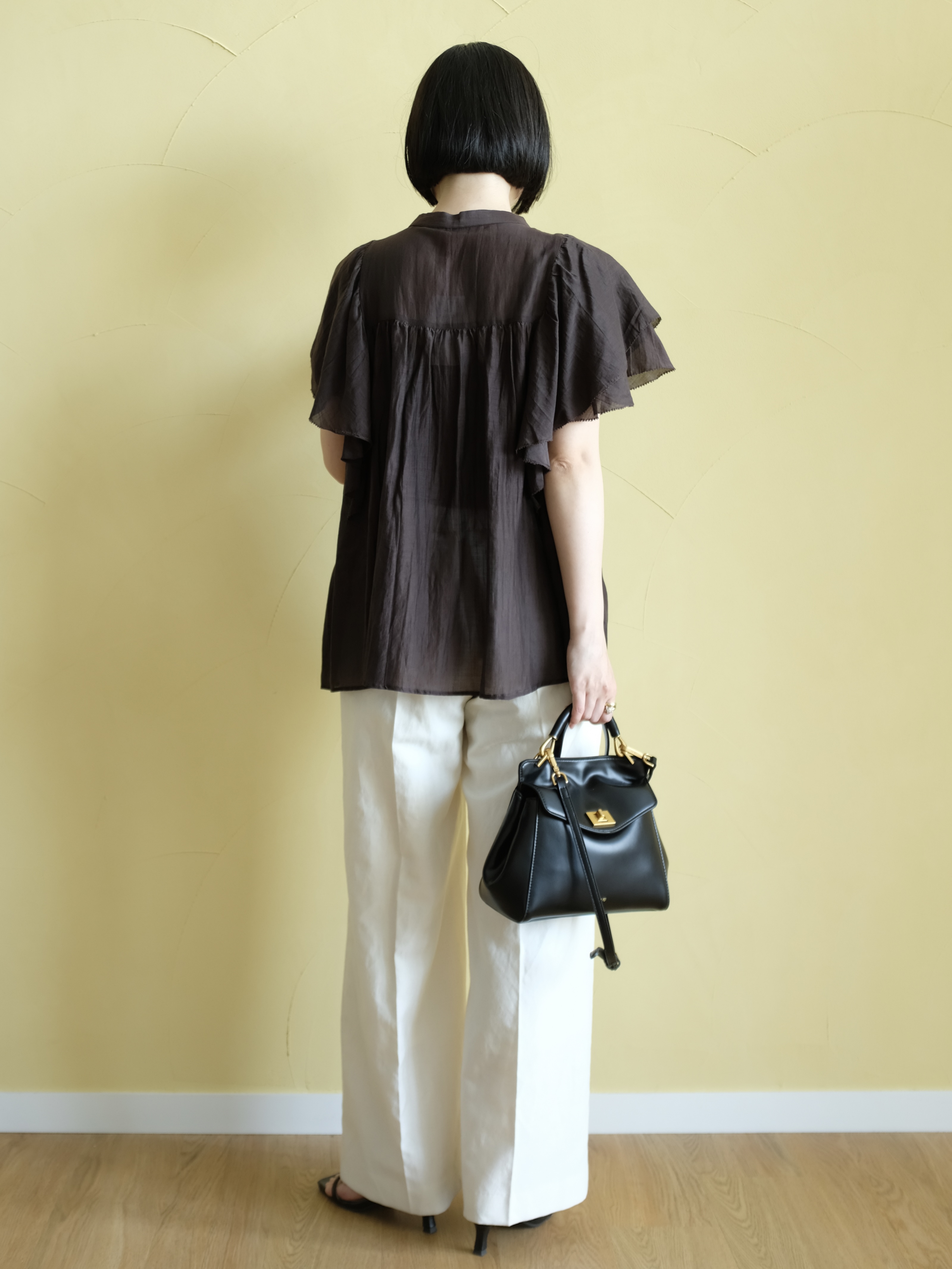 Kishimotoさんの「DRESSTERIOR｜コットンシルク ラッフルスリーブ ブラウス」を使ったコーディネート