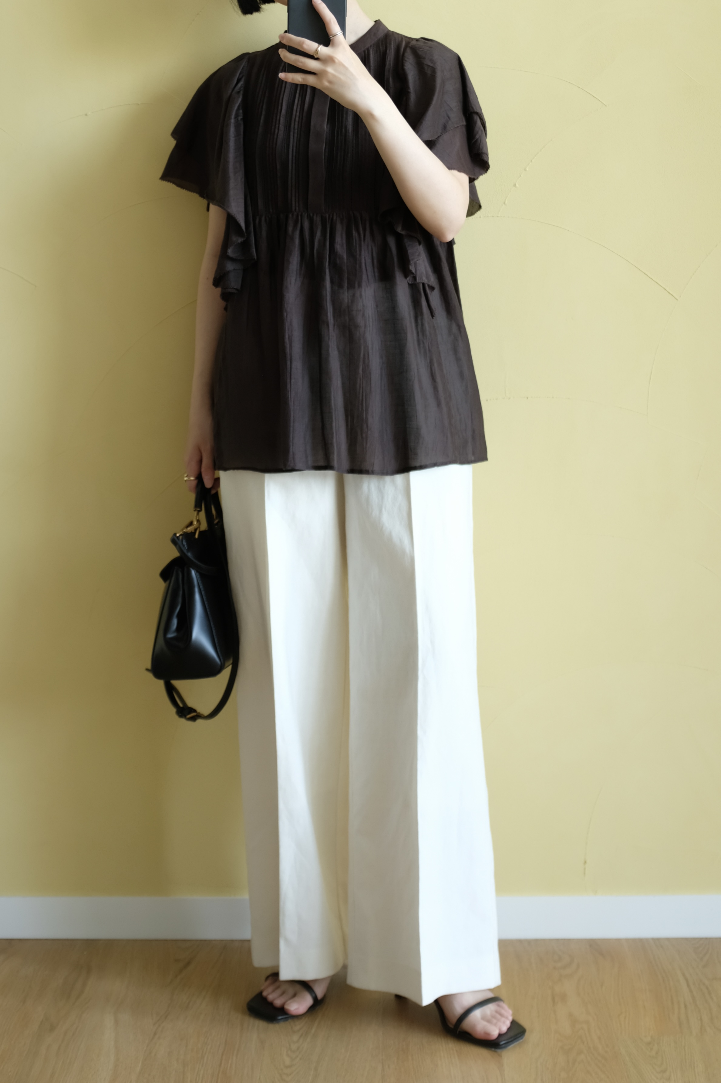 Kishimotoさんの「DRESSTERIOR｜コットンシルク ラッフルスリーブ ブラウス」を使ったコーディネート