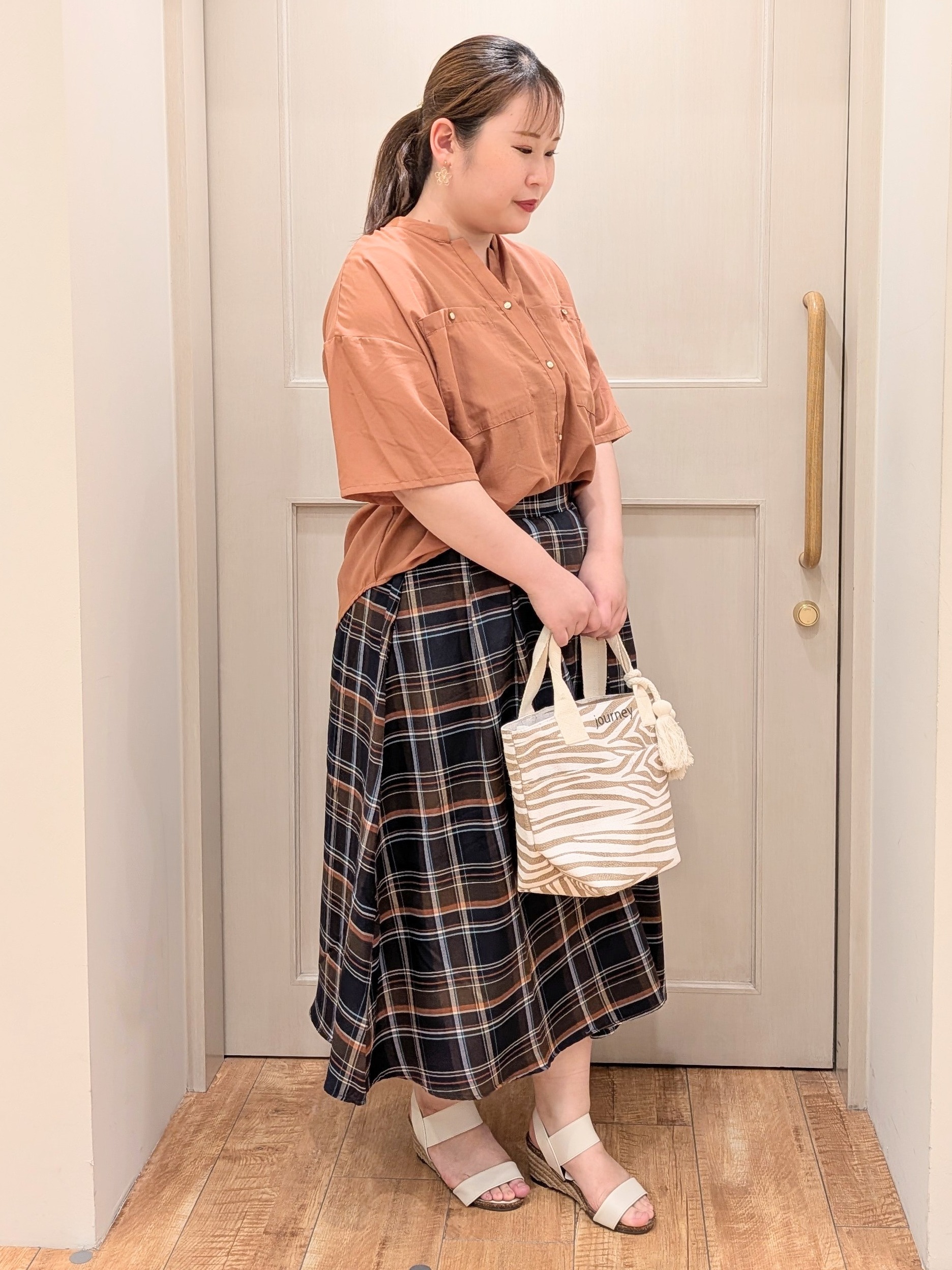 ななこさんの「SHOO･LA･RUE｜【洗濯機可/S-LL】大人の抜け感 ゆるっと5分袖シャツ」を使ったコーディネート