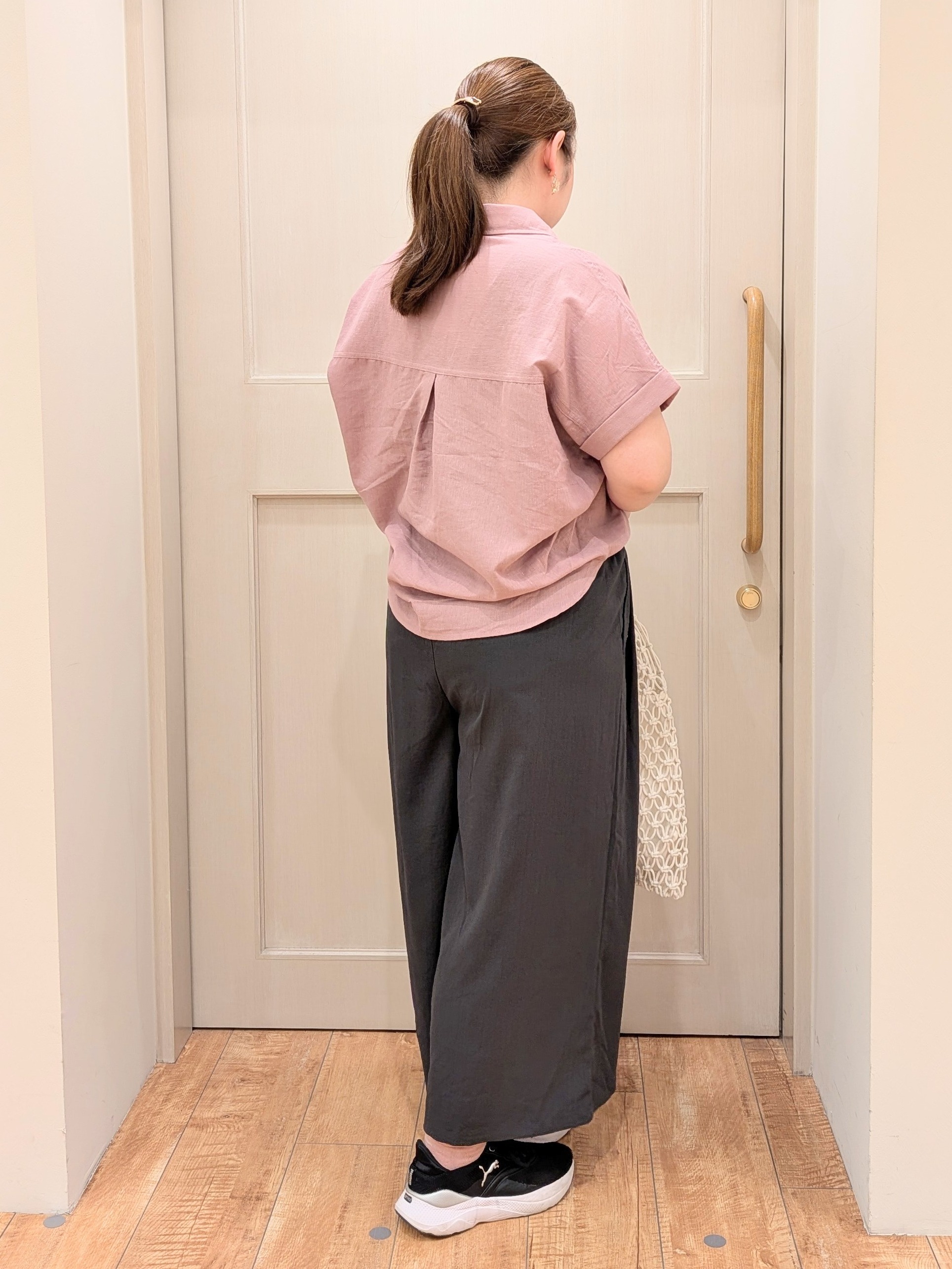 ななこさんの「SHOO･LA･RUE｜【UV/吸水速乾/抗菌防臭】インせず着られる フレンチリネンスキッパーシャツ」を使ったコーディネート