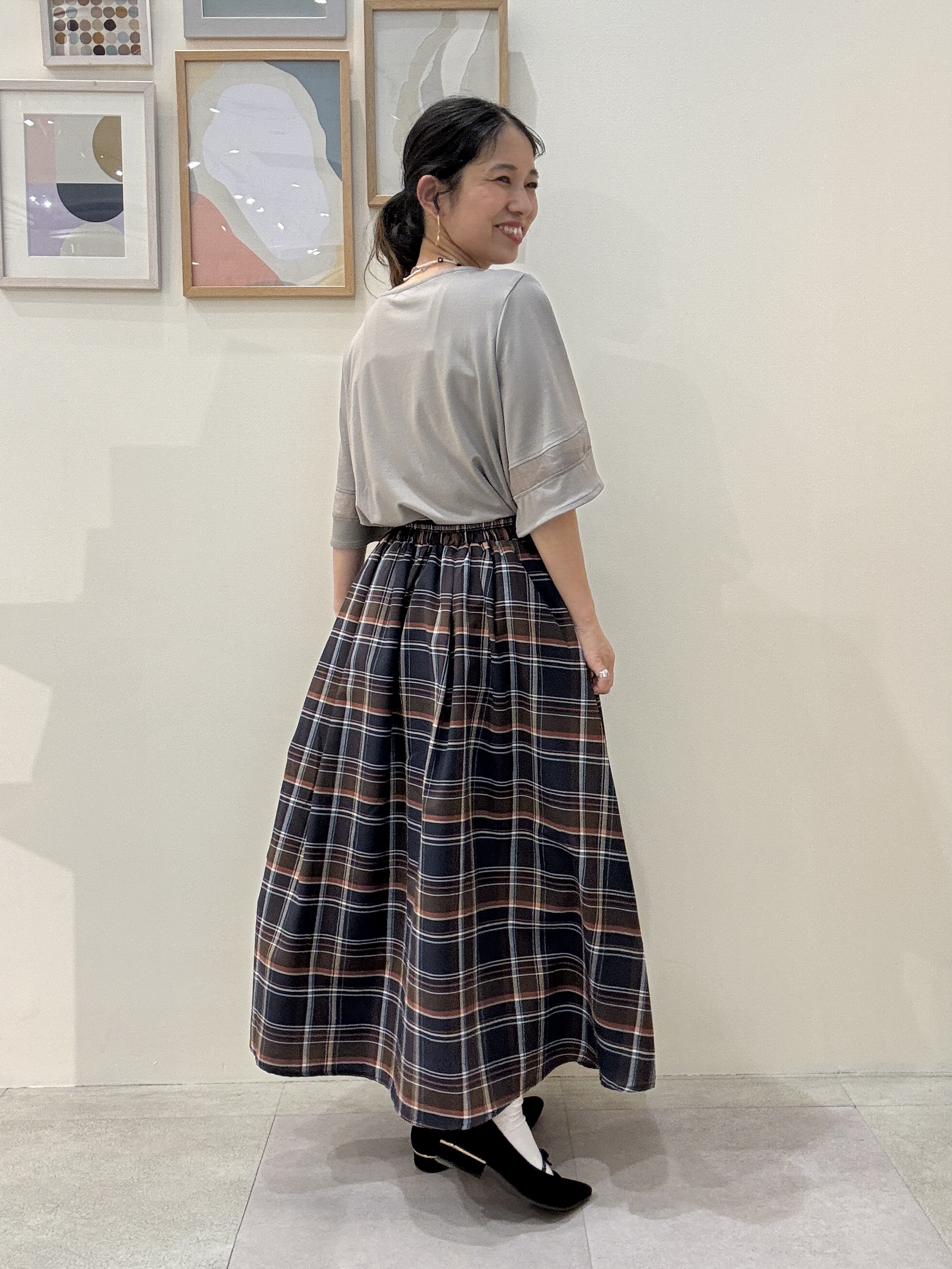 たけぴさんの「SHOO･LA･RUE｜【洗濯機後しわになりにくい/S-LL】お袖のシアーで抜け感プラス 二の腕隠せるフレアスリーブトップス」を使ったコーディネート