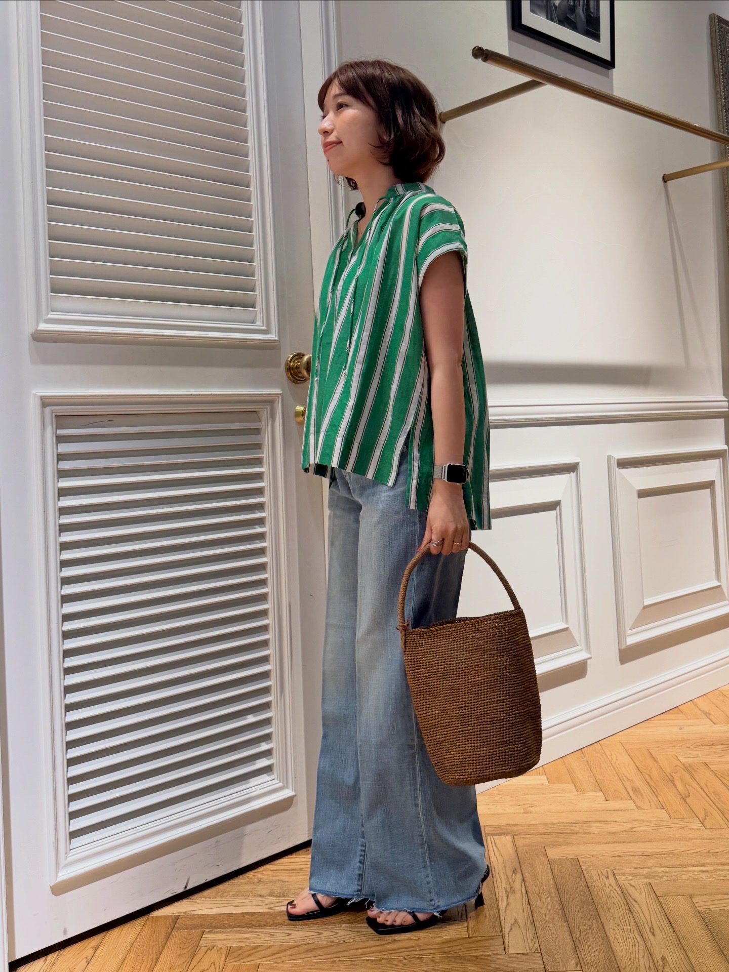 つじ まこさんの「DRESSTERIOR｜センタープレス ワイドストレートデニム」を使ったコーディネート