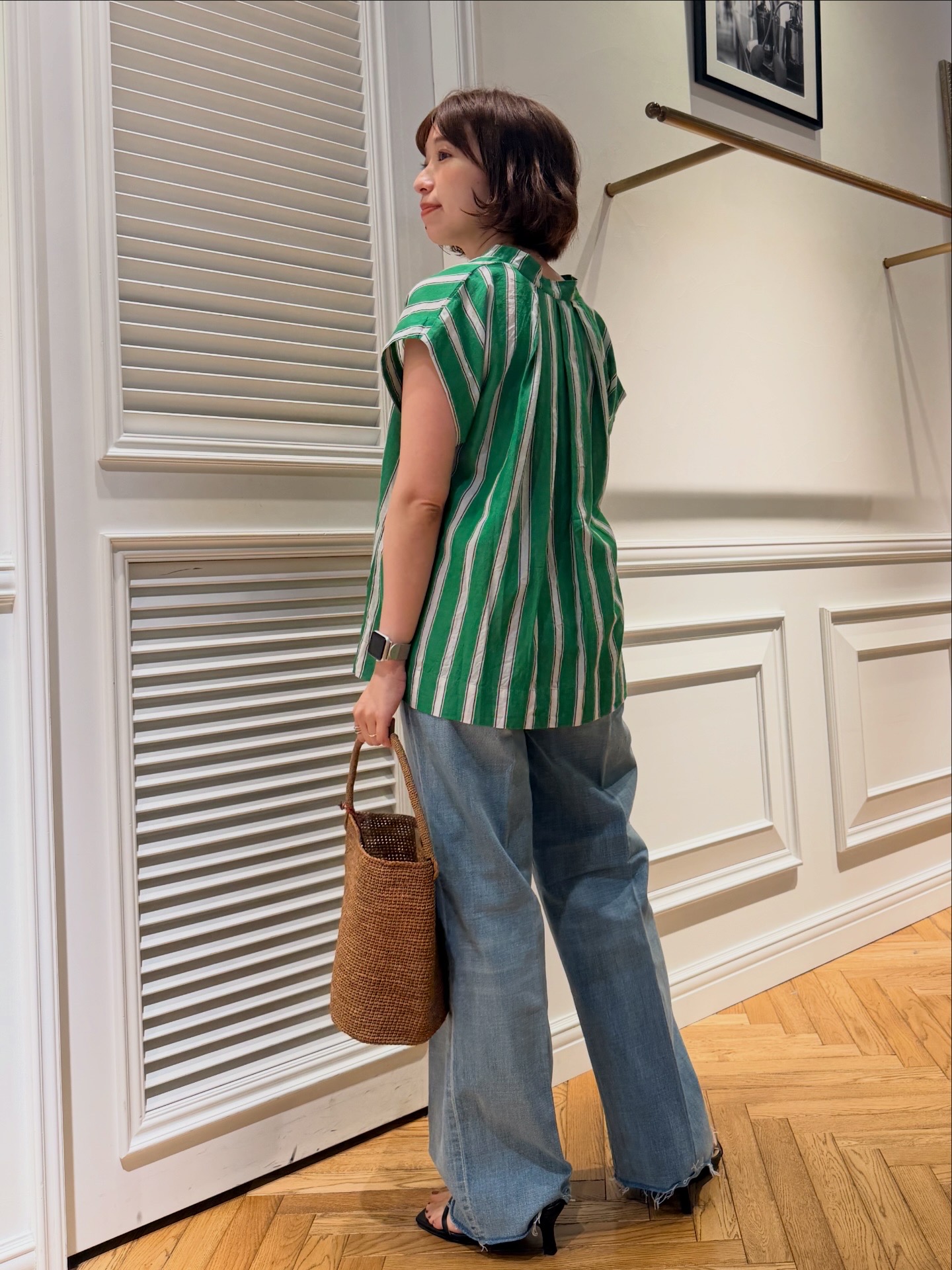 つじ まこさんの「DRESSTERIOR｜センタープレス ワイドストレートデニム」を使ったコーディネート