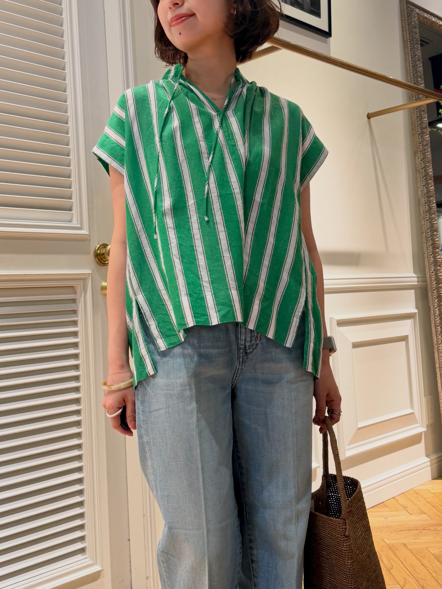 つじ まこさんの「DRESSTERIOR｜センタープレス ワイドストレートデニム」を使ったコーディネート