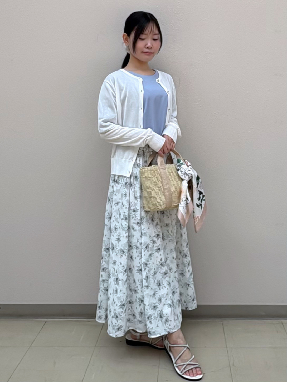 Izuさんの「index｜【接触冷感】ビジューボタンカーディガン《抗ピリング／洗濯機OK》」を使ったコーディネート