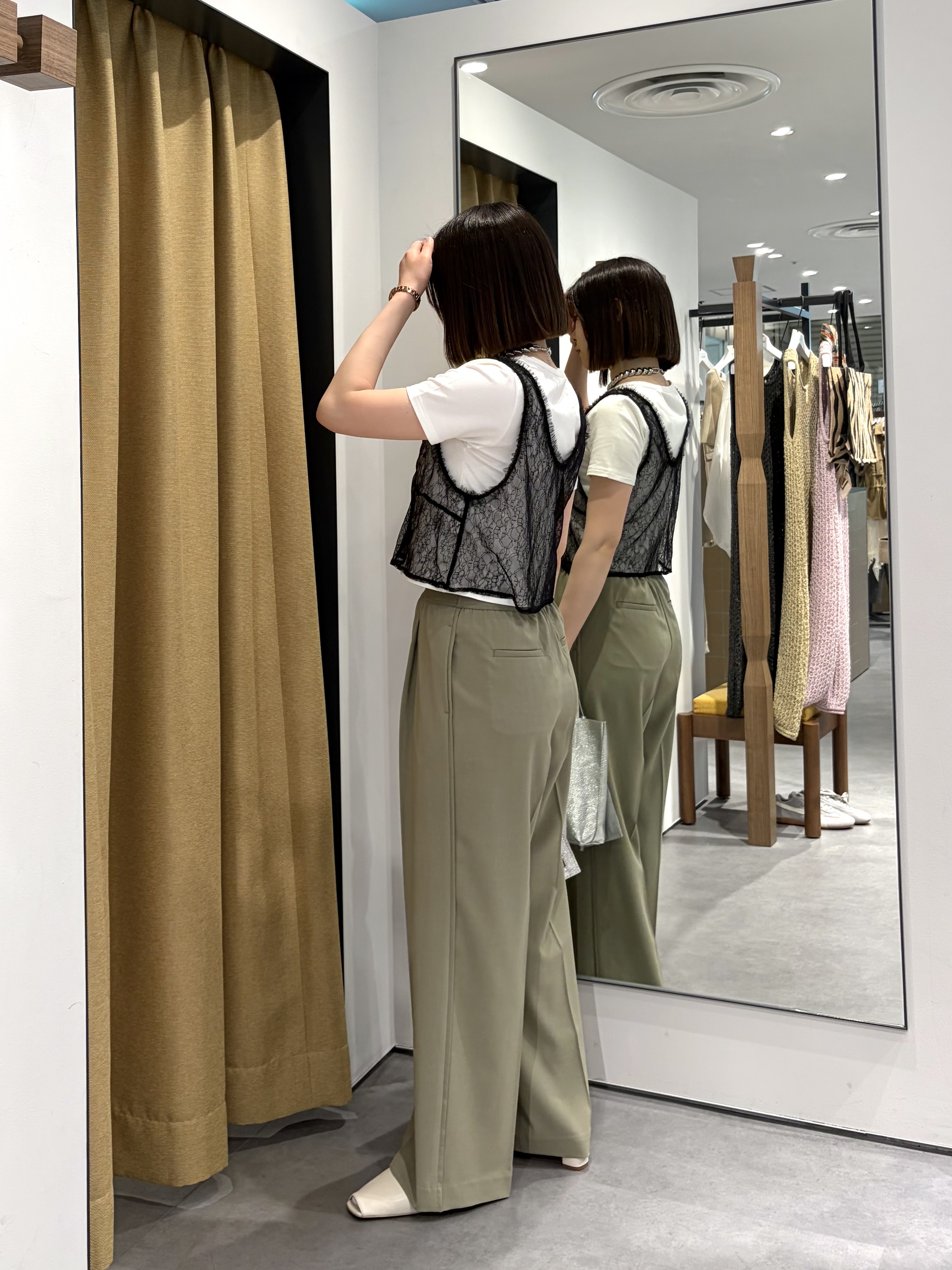amiさんの「INDIVI｜Comfy SET UP｜サファリシャツ【セットアップ対応／通勤／カセット服／接触冷感／UVカット】」を使ったコーディネート