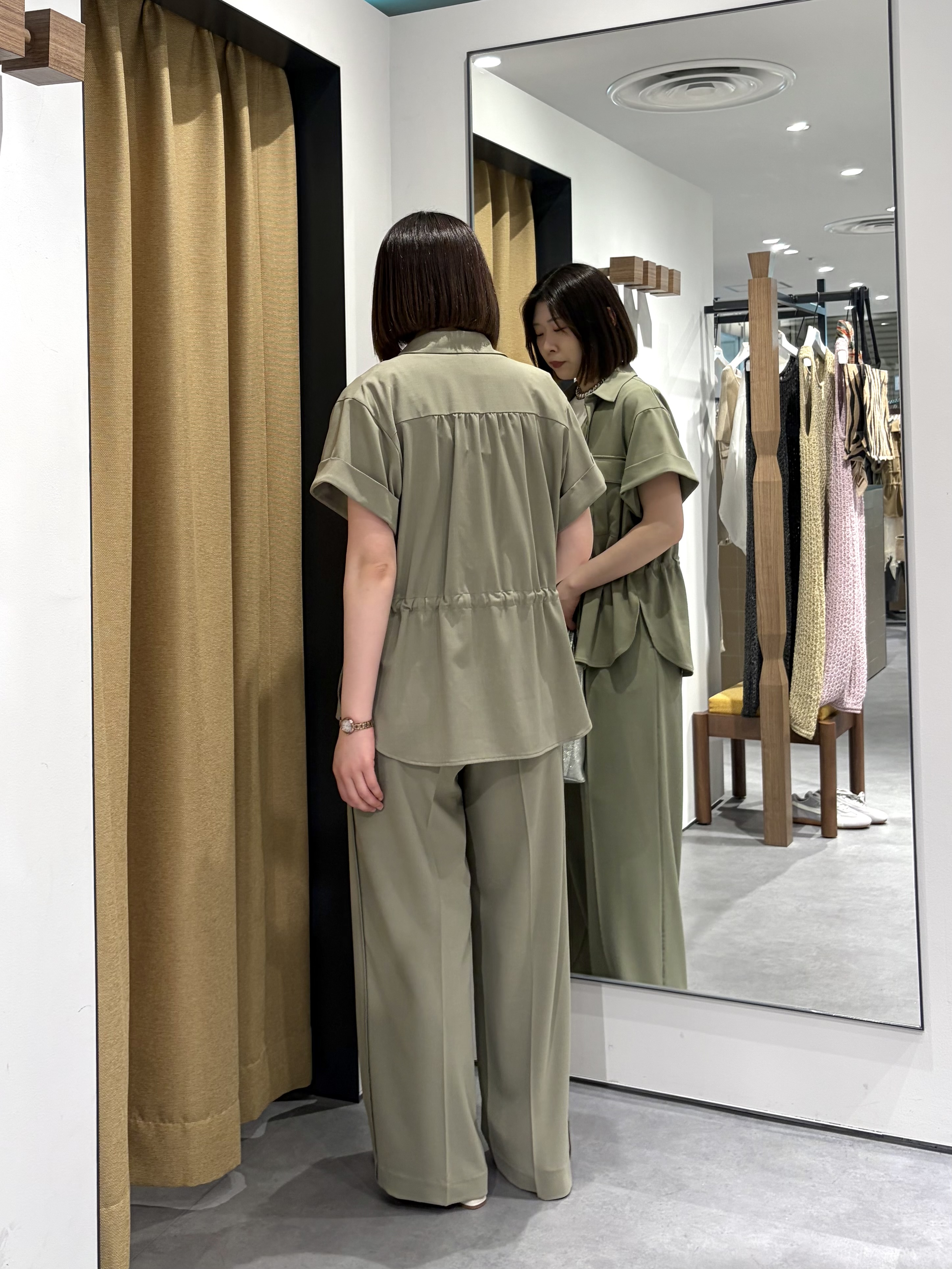 amiさんの「INDIVI｜Comfy SET UP｜サファリシャツ【セットアップ対応／通勤／カセット服／接触冷感／UVカット】」を使ったコーディネート