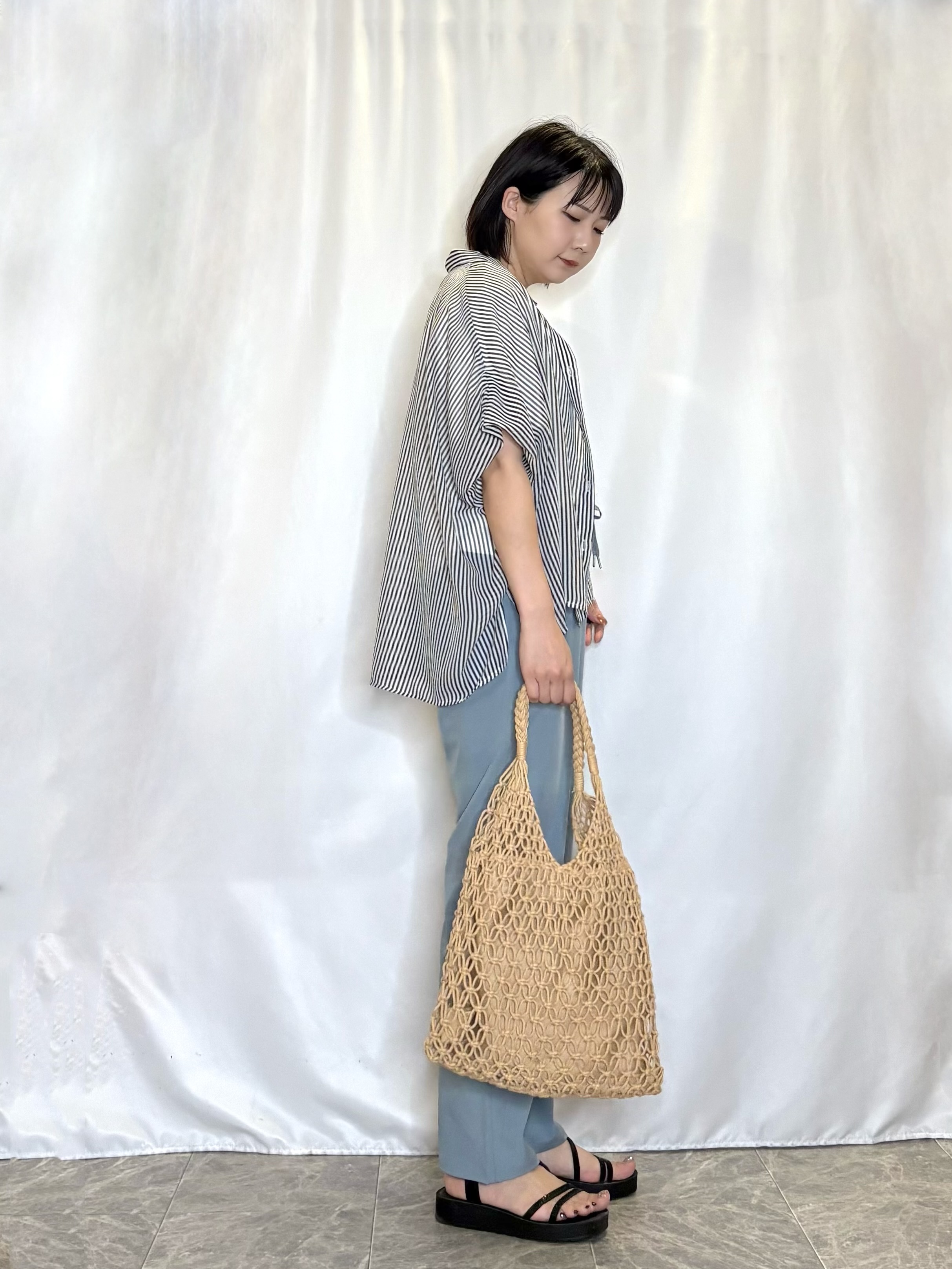 ネリさんの「SHOO･LA･RUE｜【洗濯機可/体型カバー】羽織るだけで雰囲気変わる 柄アソート ポンチョ風シアーシャツ」を使ったコーディネート