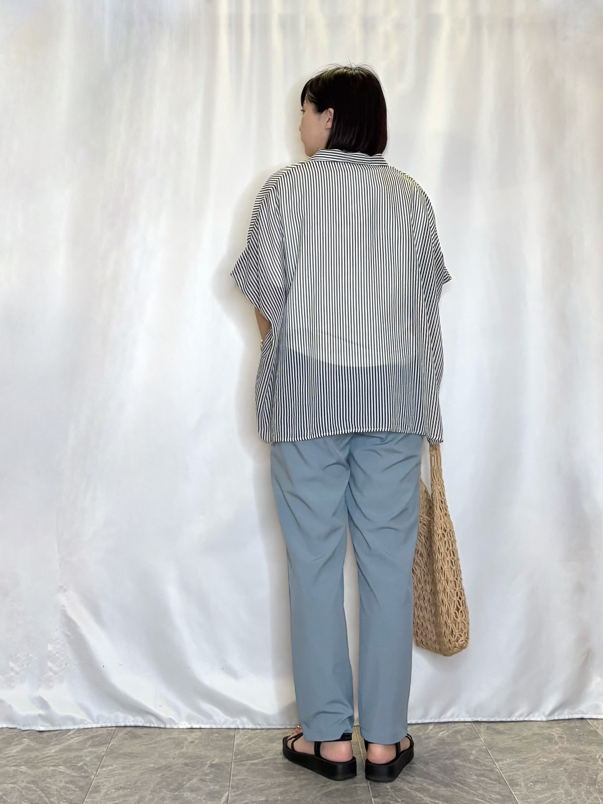 ネリさんの「SHOO･LA･RUE｜【洗濯機可/体型カバー】羽織るだけで雰囲気変わる 柄アソート ポンチョ風シアーシャツ」を使ったコーディネート