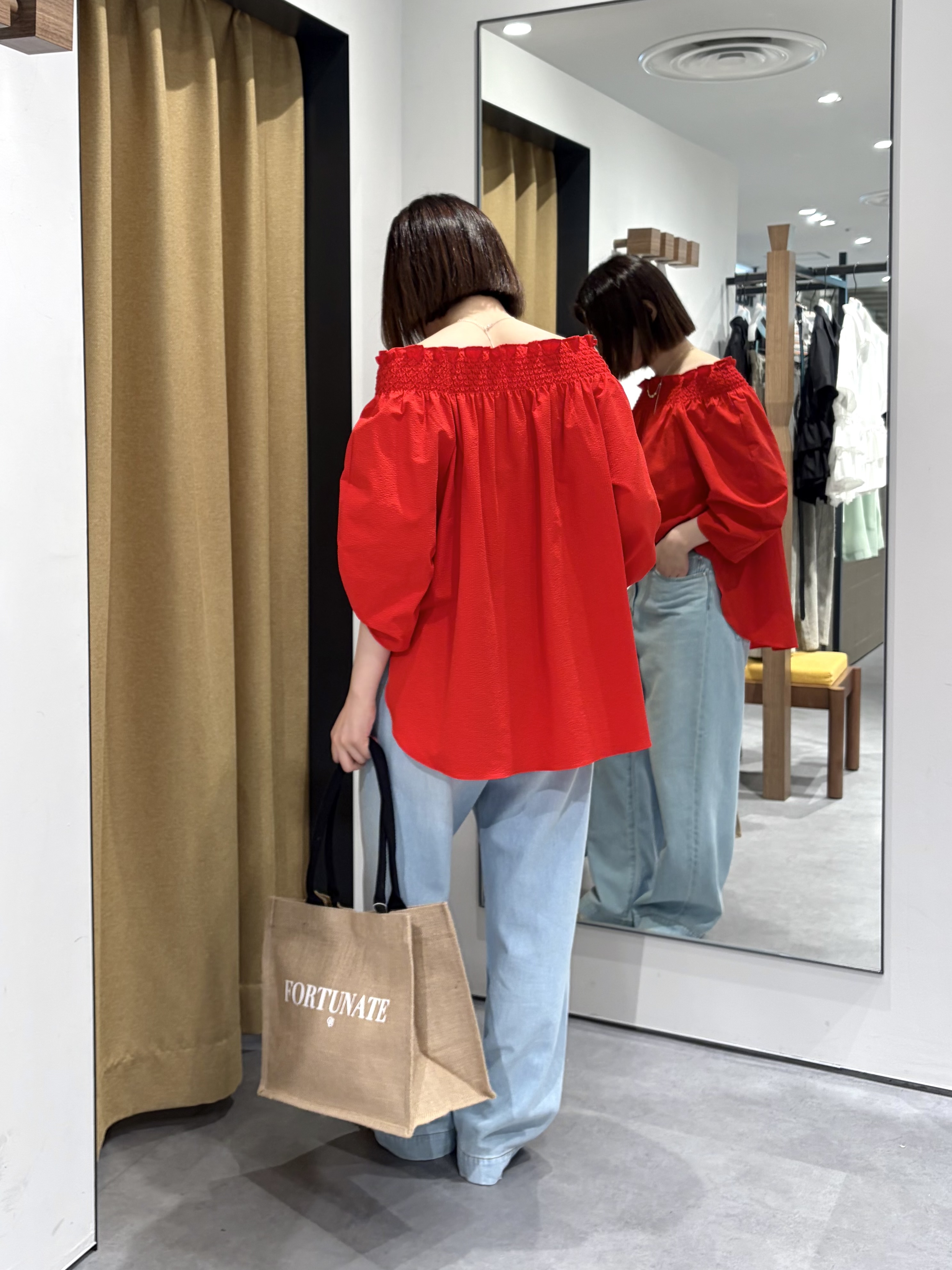 amiさんの「INDIVI｜サッカーオフショルブラウス【再入荷／2WAY】」を使ったコーディネート