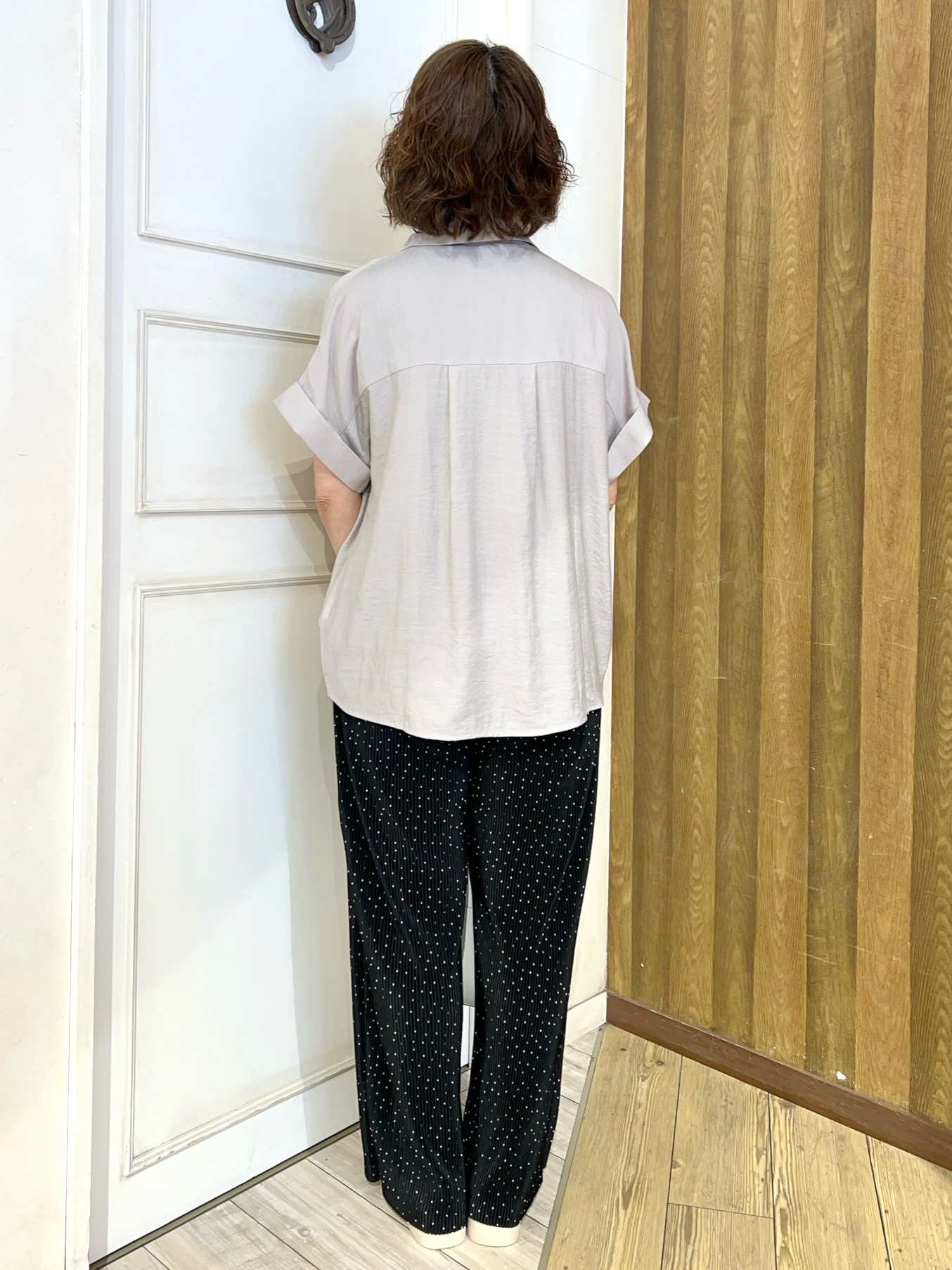 yuriyuriさんの「SHOO･LA･RUE｜【S-LL/洗濯機可】インせず着られる 裾タック スキッパーシャツ」を使ったコーディネート