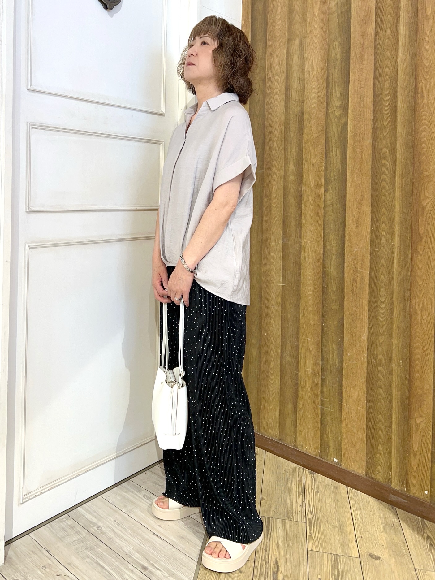 yuriyuriさんの「SHOO･LA･RUE｜【S-LL/洗濯機可】インせず着られる 裾タック スキッパーシャツ」を使ったコーディネート