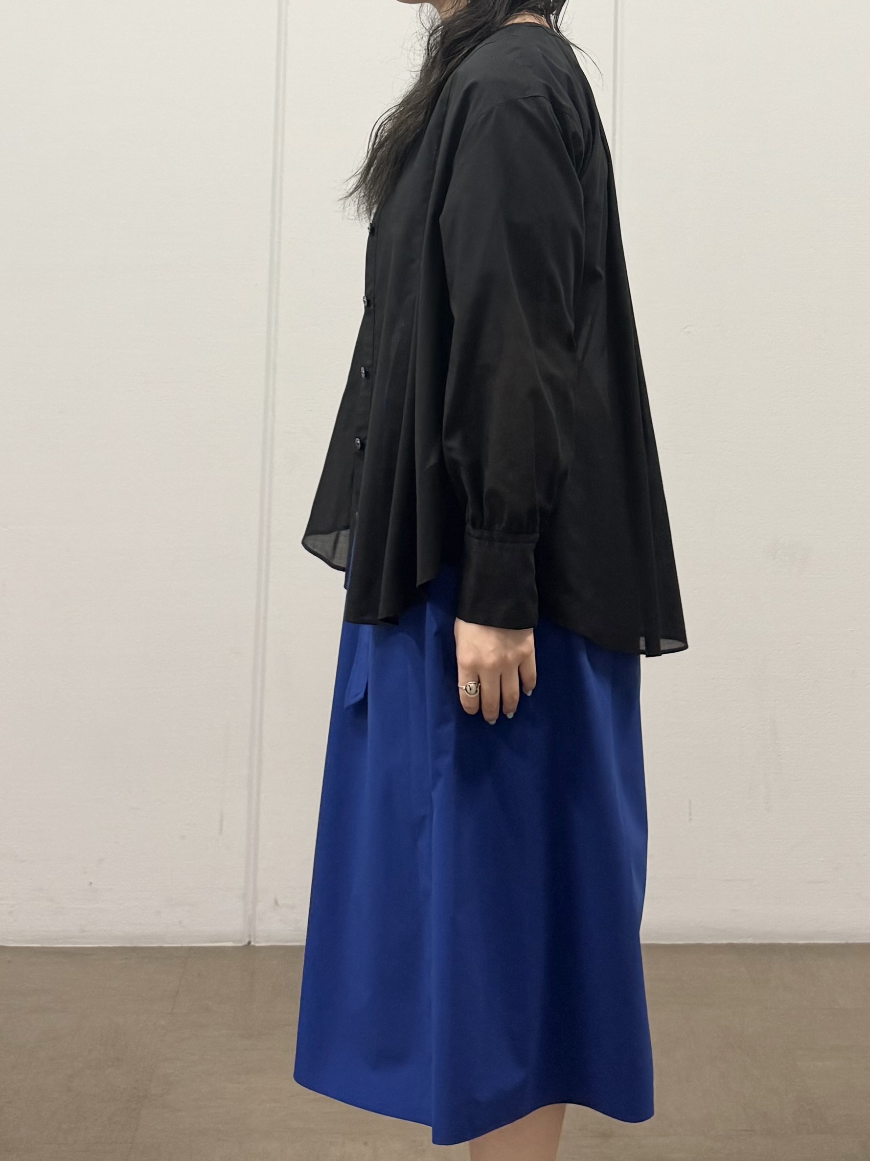 mizukiさんの「INDIVI｜【洗える／軽やか】無地＆ストライプ柄 切替タックブラウス」を使ったコーディネート