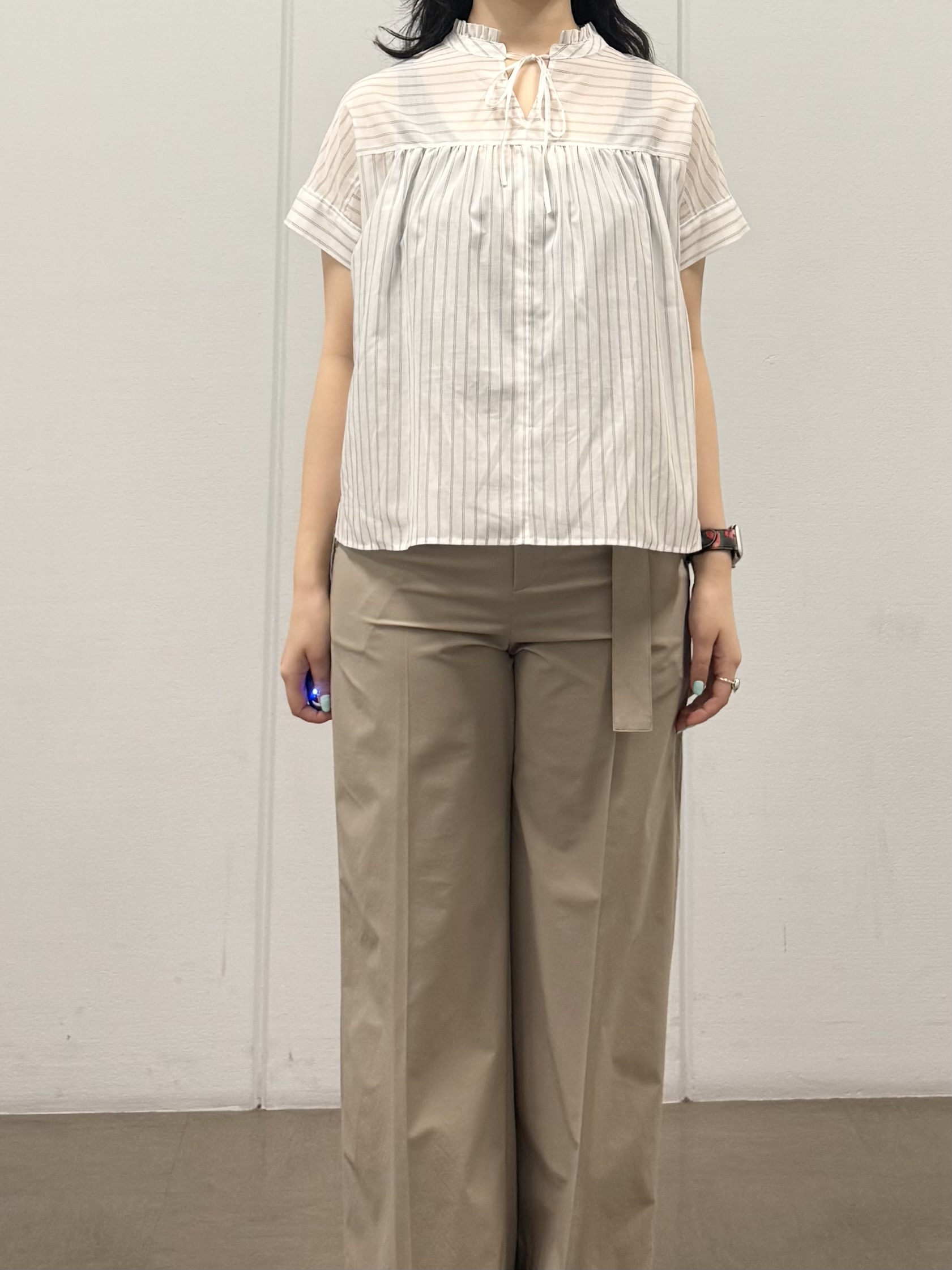 mizukiさんの「INDIVI｜【洗える／軽やか】フリル衿ギャザーブラウス」を使ったコーディネート