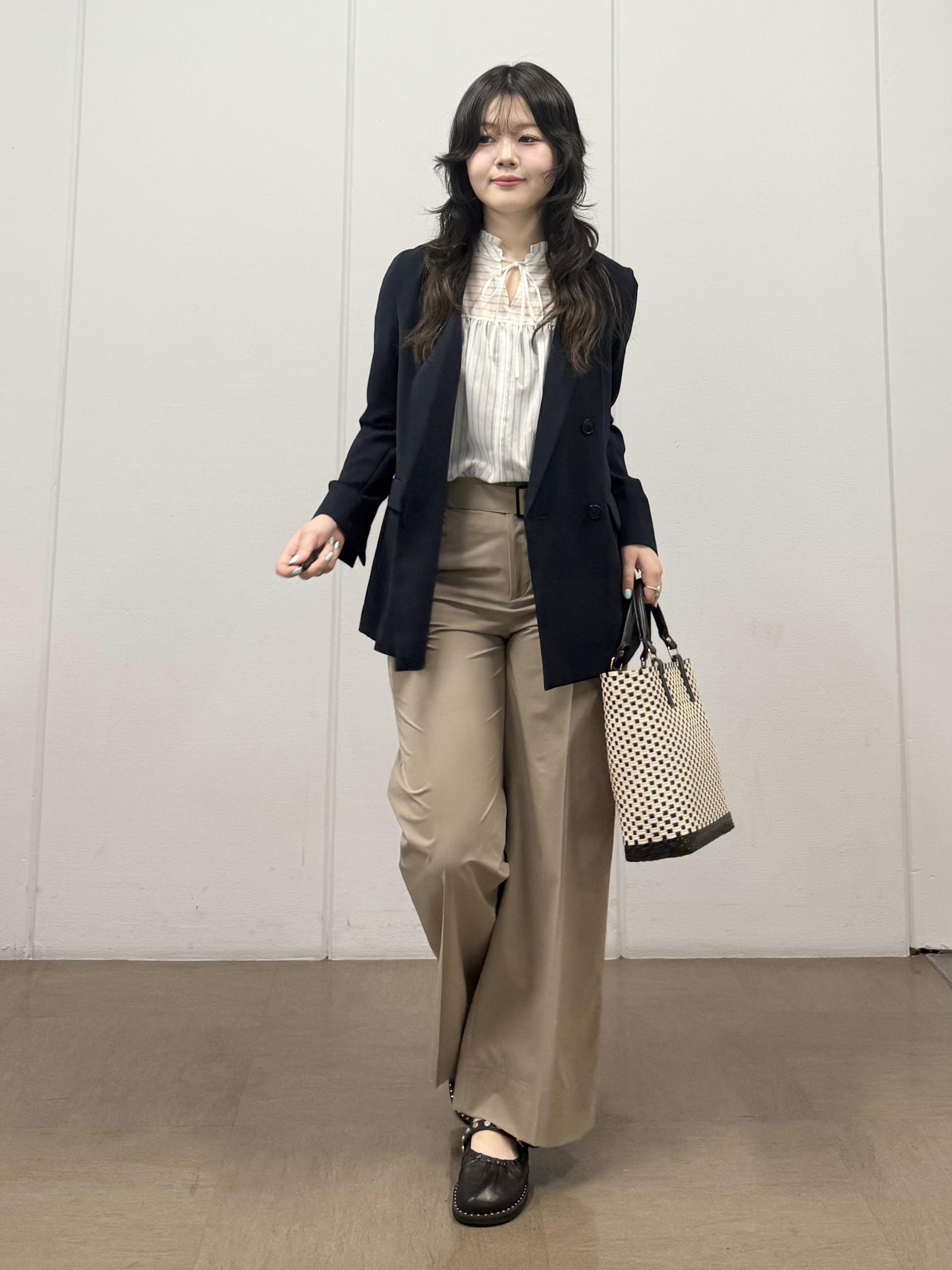 mizukiさんの「INDIVI｜【洗える／軽やか】フリル衿ギャザーブラウス」を使ったコーディネート