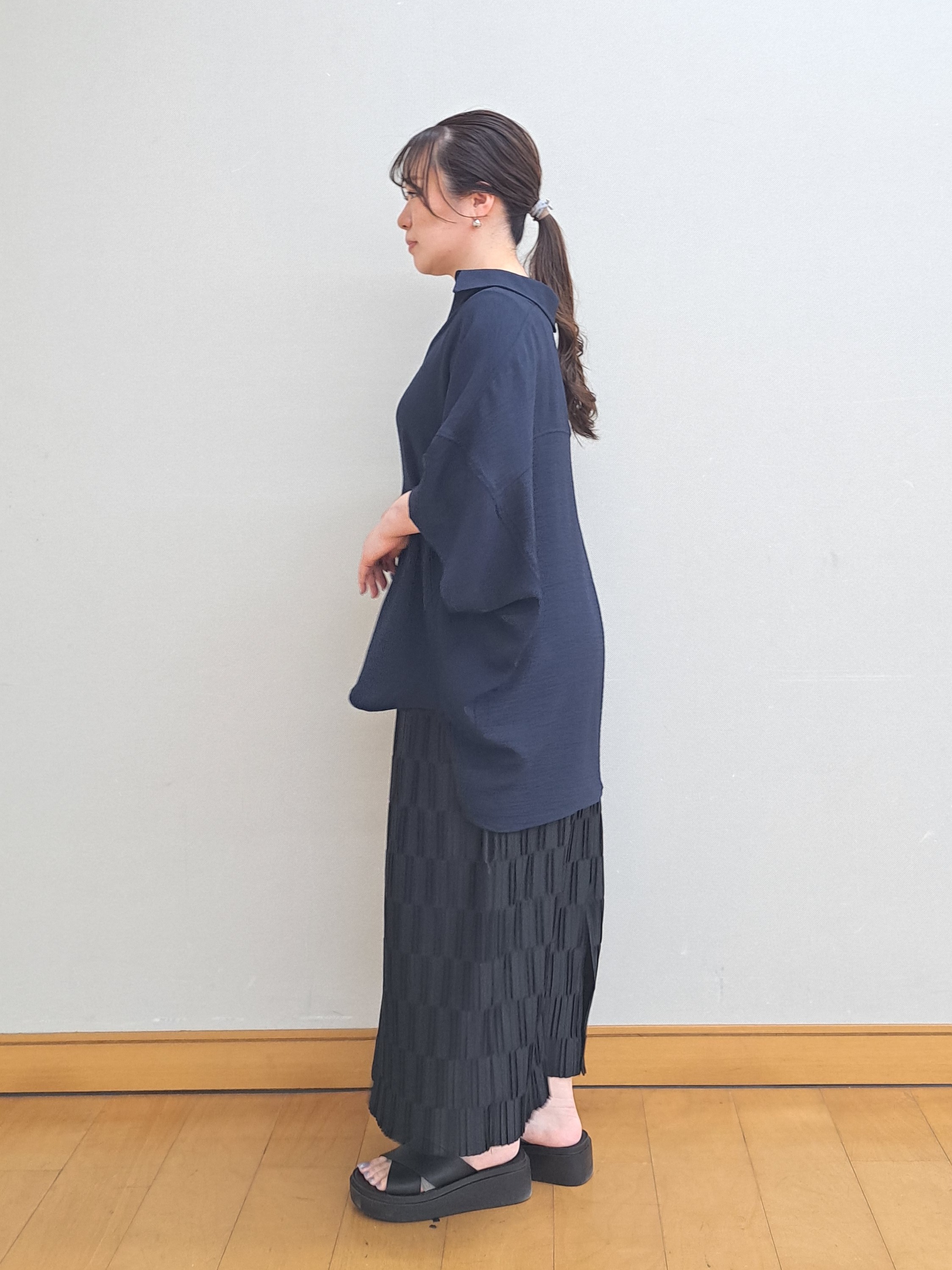 sho*さんの「SHOO･LA･RUE｜【高レビュー/洗濯後しわになりにくい/体型カバー】きちんとゆるっと 大人の抜け感 ポンチョ風カラーシ」を使ったコーディネート