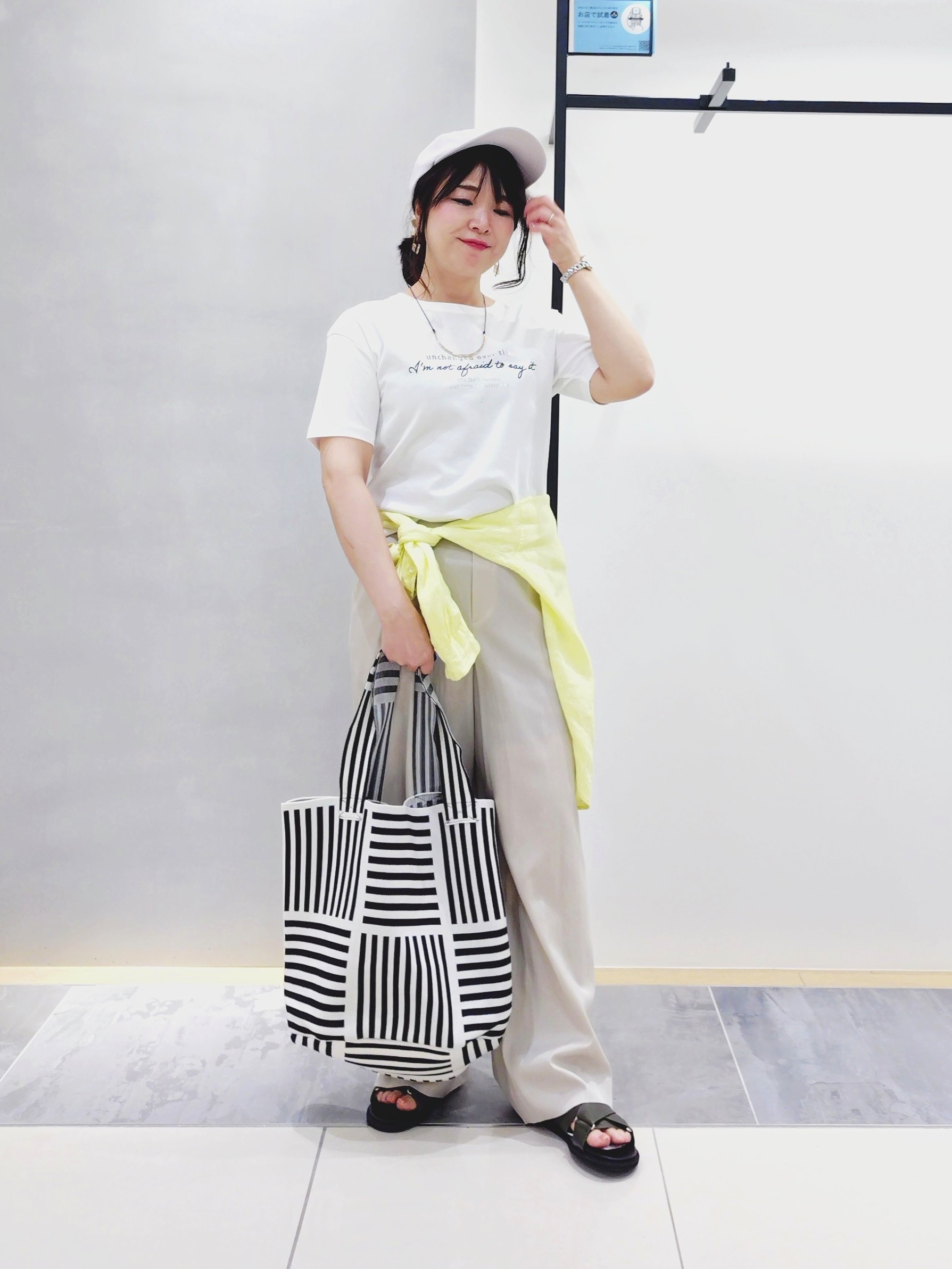 TOMOMIさんの「INDIVI｜【接触冷感／2WAY】カシュクールリネンシャツ」を使ったコーディネート
