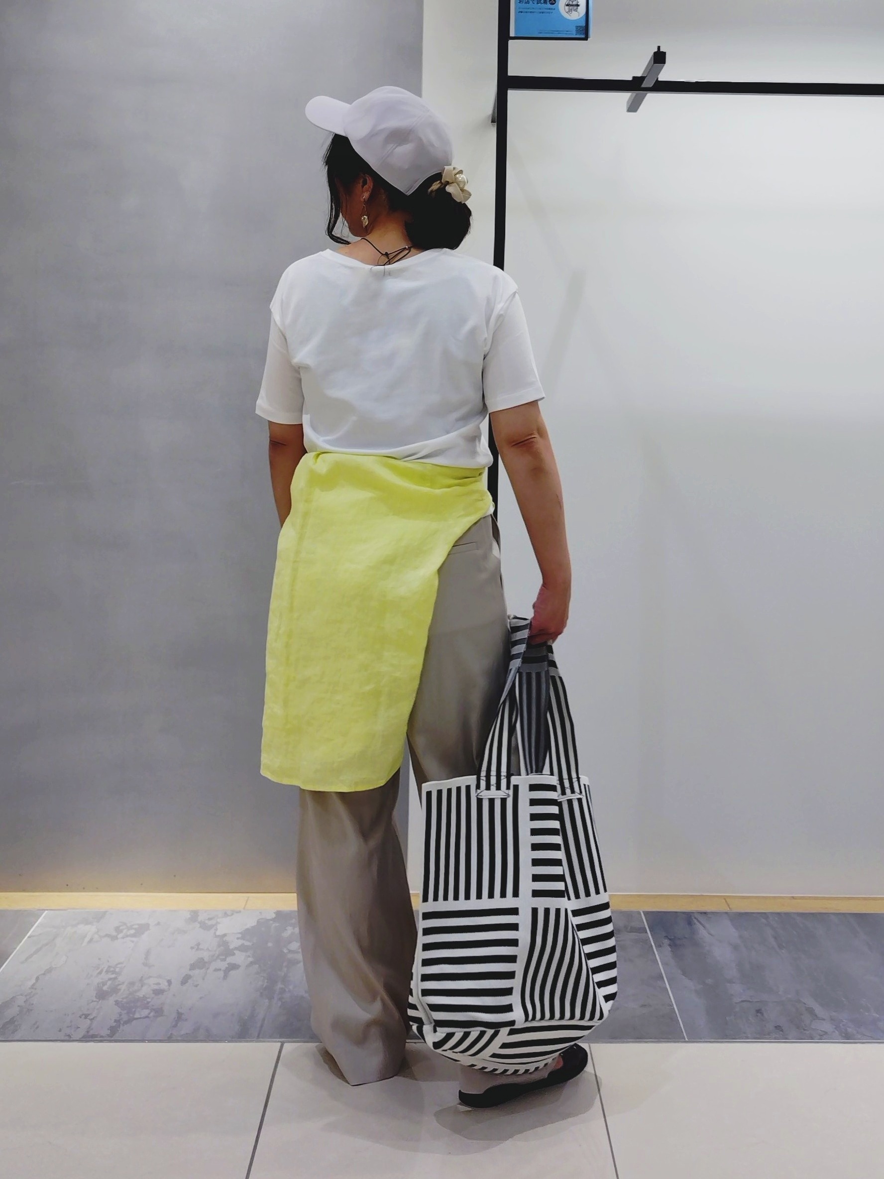 TOMOMIさんの「INDIVI｜【接触冷感／2WAY】カシュクールリネンシャツ」を使ったコーディネート