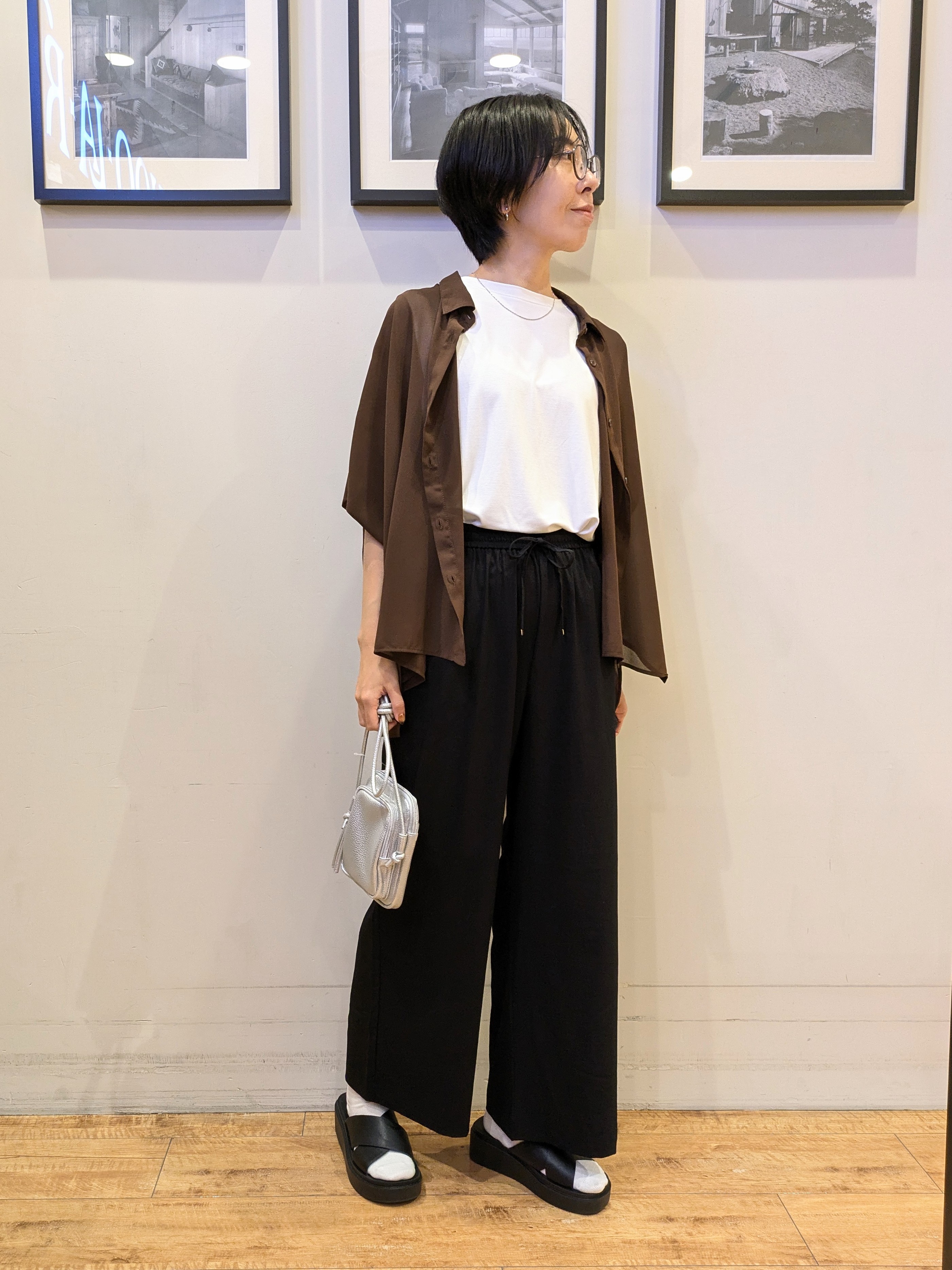 Akiさんの「SHOO･LA･RUE｜【洗濯機可/体型カバー】羽織るだけで雰囲気変わる 柄アソート ポンチョ風シアーシャツ」を使ったコーディネート