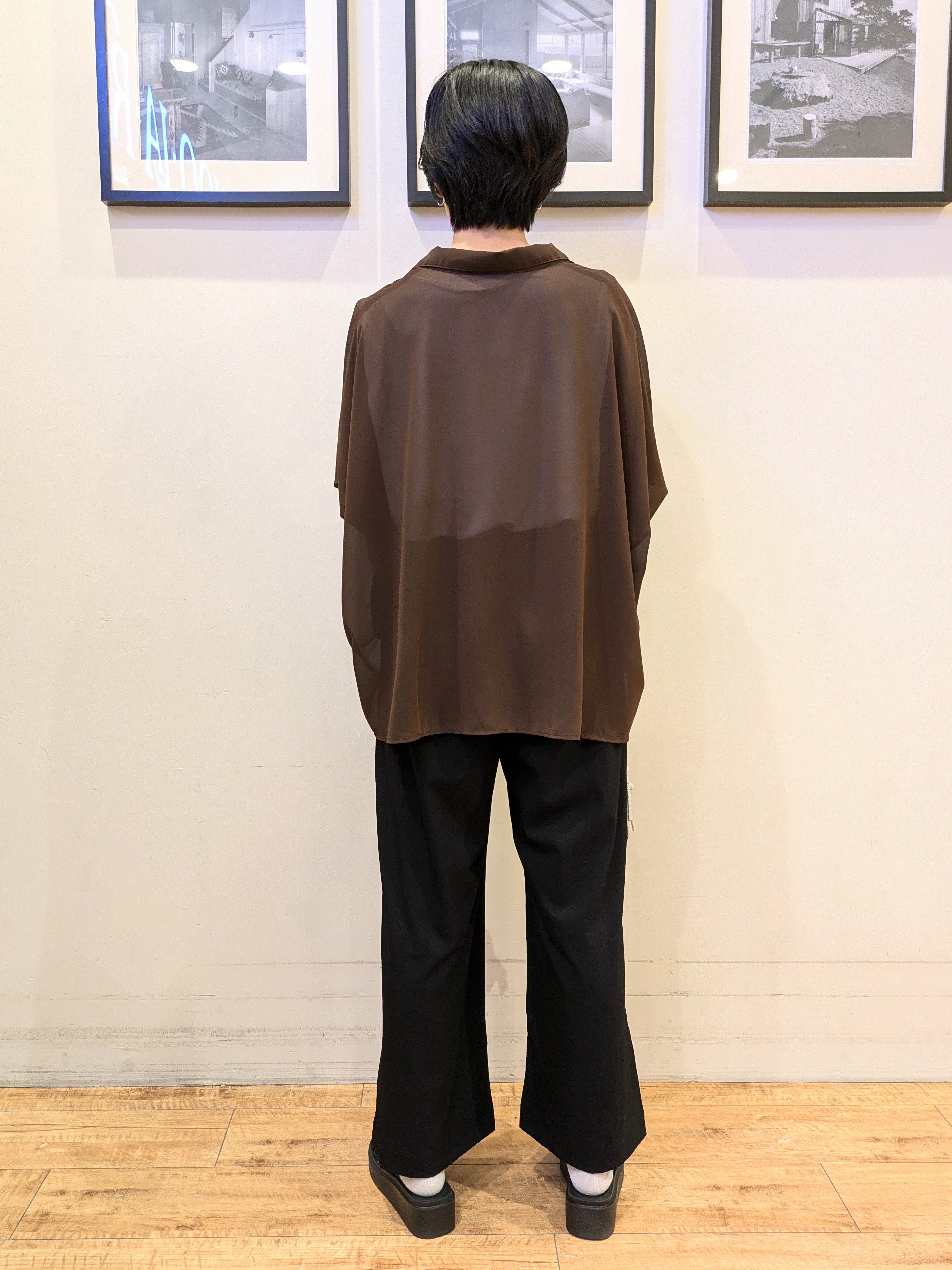 Akiさんの「SHOO･LA･RUE｜【洗濯機可/体型カバー】羽織るだけで雰囲気変わる 柄アソート ポンチョ風シアーシャツ」を使ったコーディネート