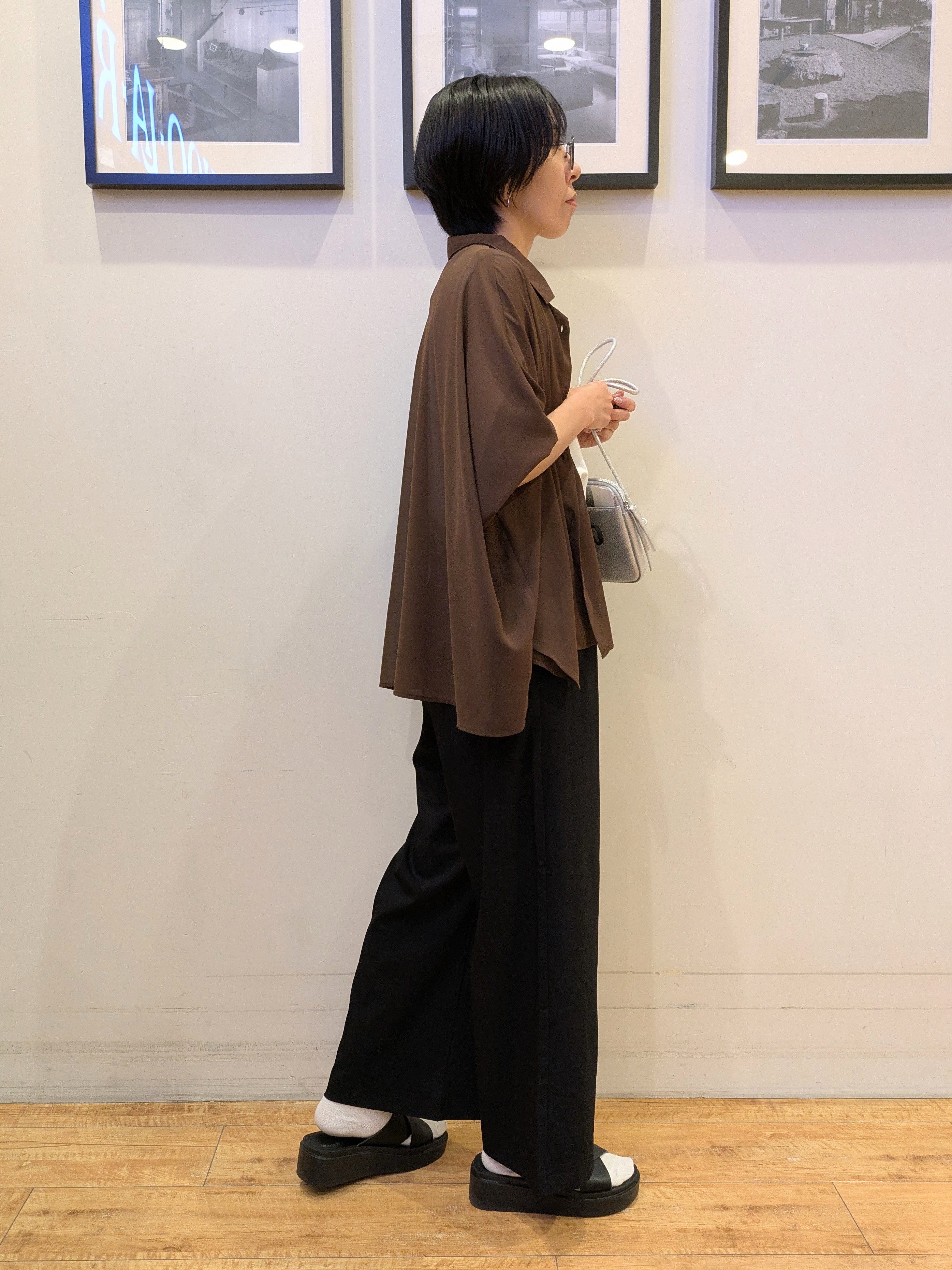 Akiさんの「SHOO･LA･RUE｜【洗濯機可/体型カバー】羽織るだけで雰囲気変わる 柄アソート ポンチョ風シアーシャツ」を使ったコーディネート