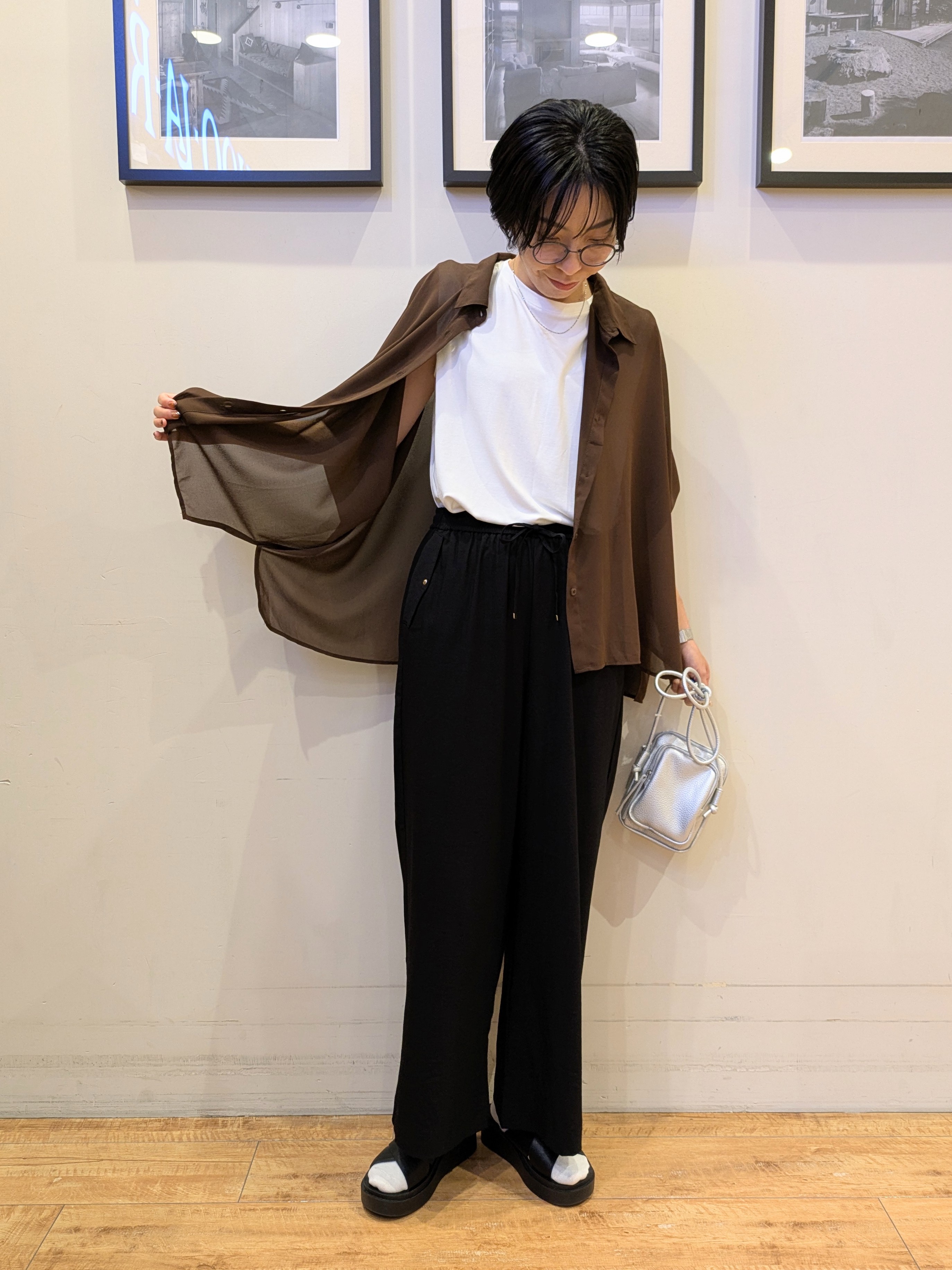 Akiさんの「SHOO･LA･RUE｜【洗濯機可/体型カバー】羽織るだけで雰囲気変わる 柄アソート ポンチョ風シアーシャツ」を使ったコーディネート