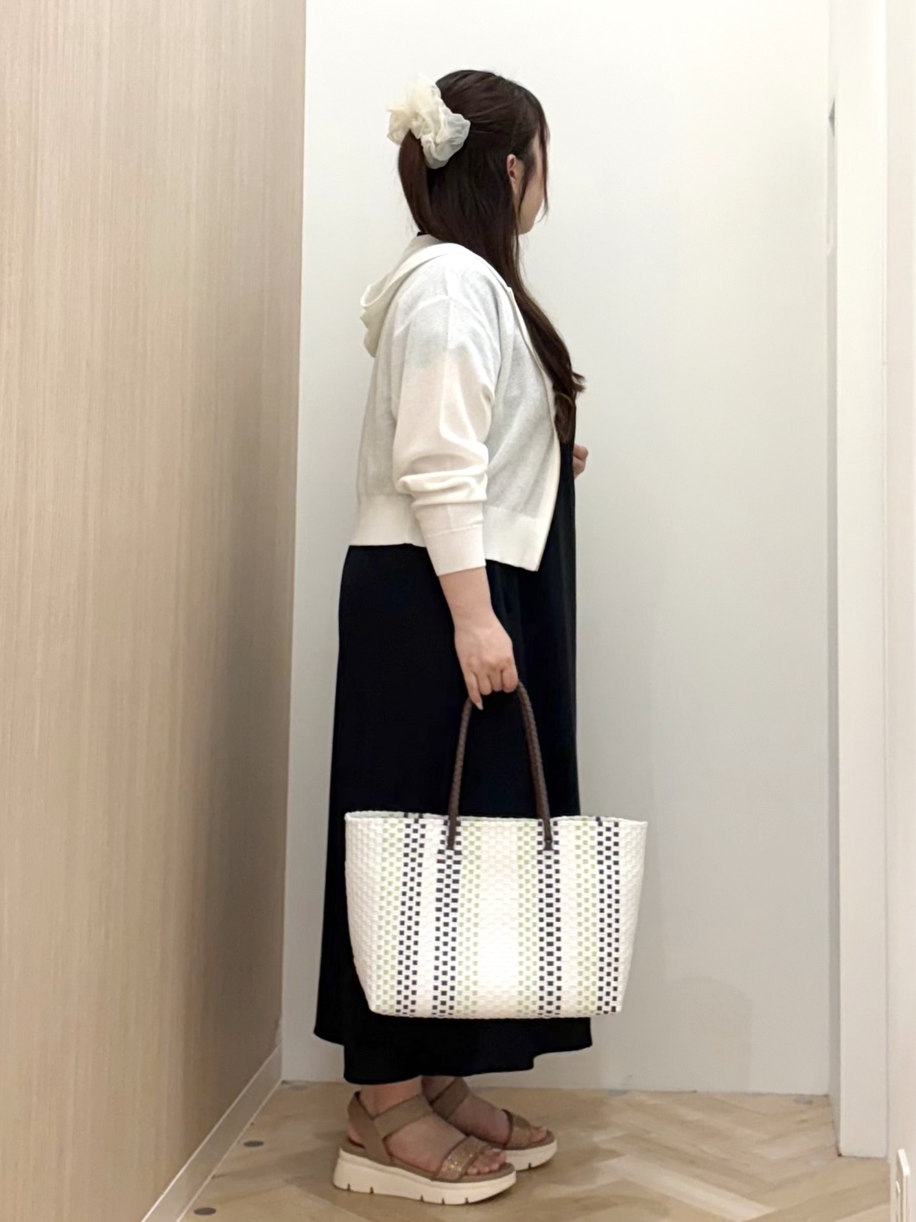 akariさんの「grove｜【洗濯機OK・UVカット】大人の抜け感、シアーニットフードパーカ」を使ったコーディネート