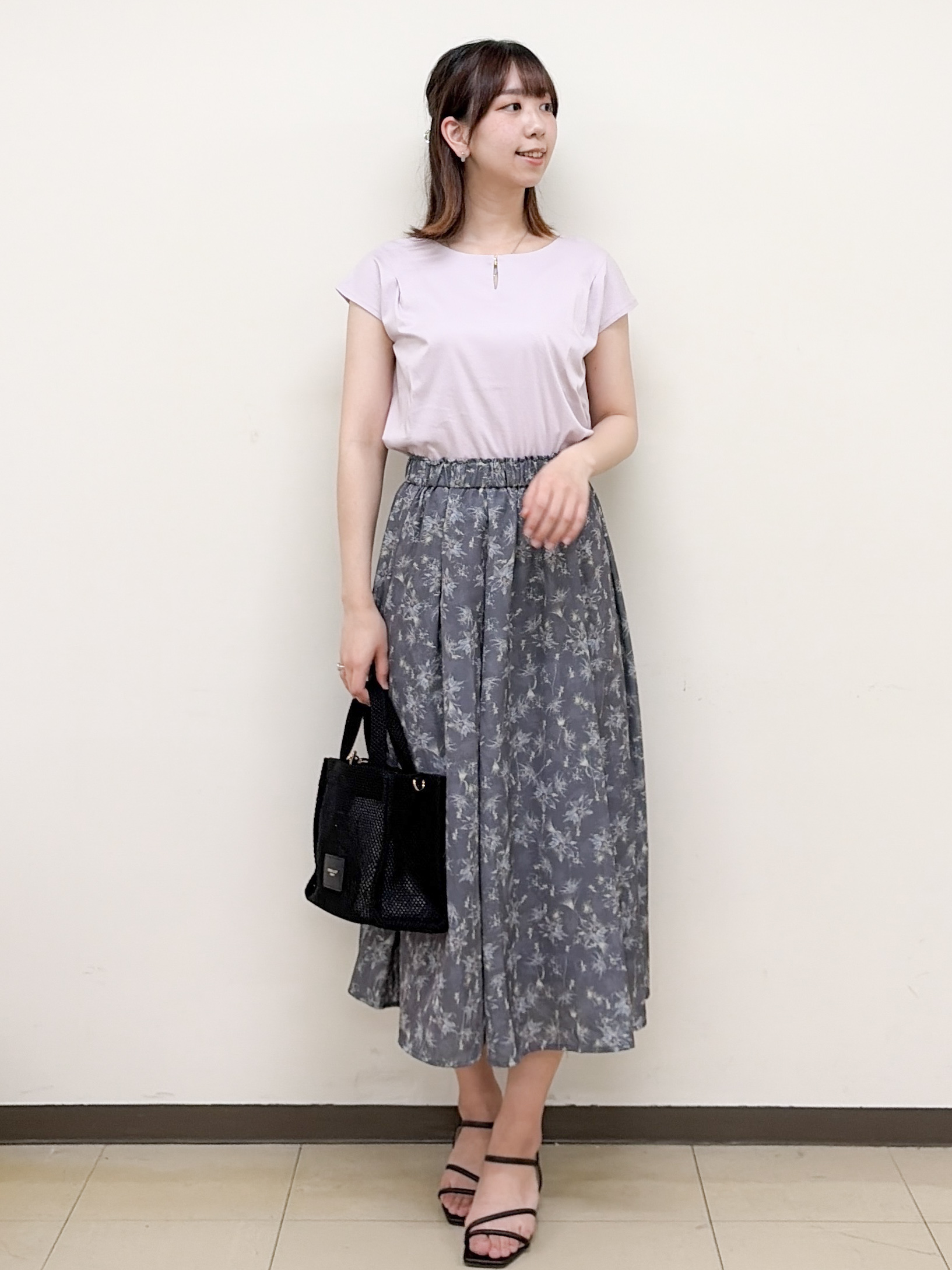 yurinaさんの「index｜【接触冷感】ビジューキーネックフレンチトップス《UVケア／洗濯機OK／XS～3L／8col》」を使ったコーディネート