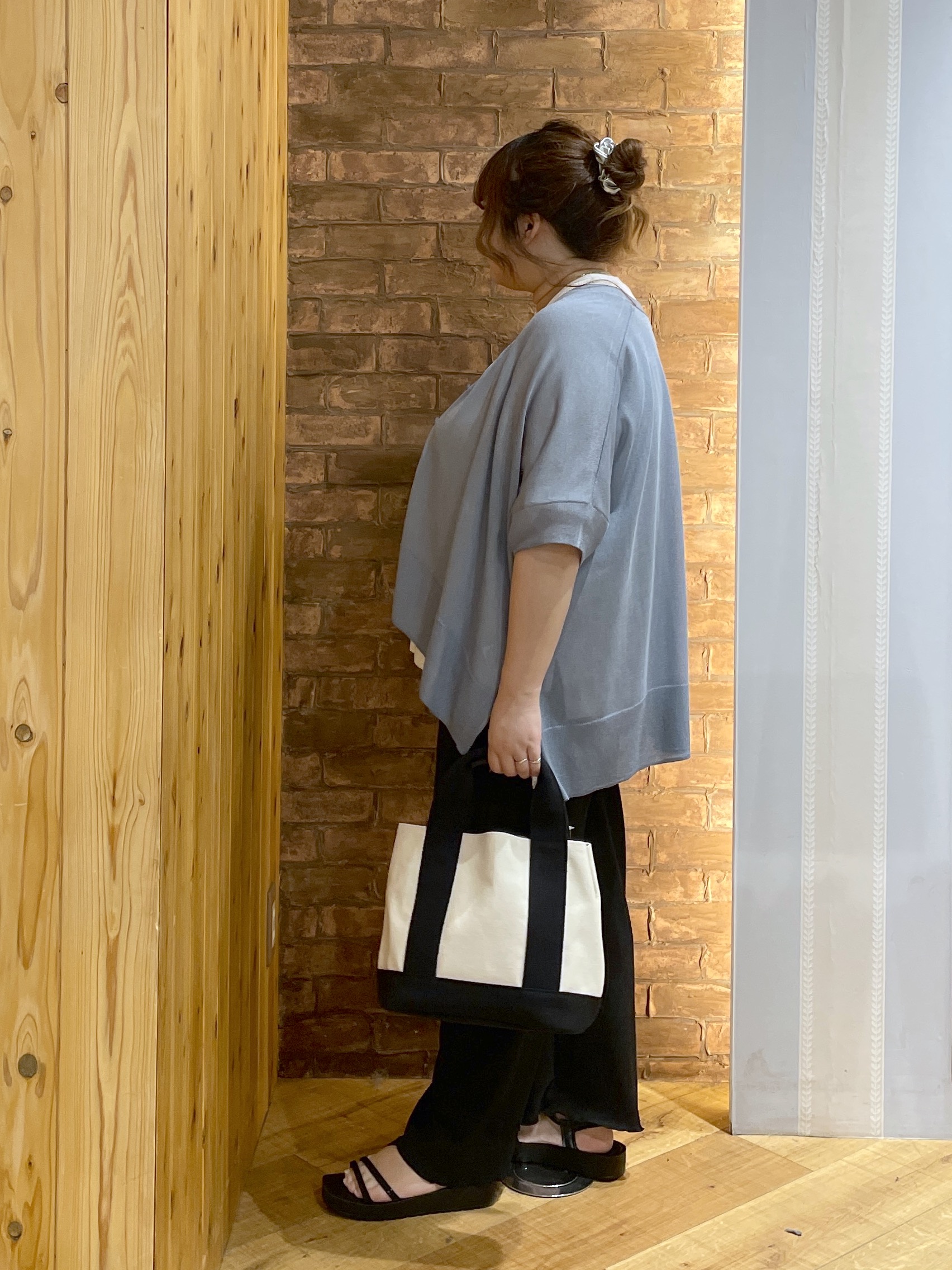 Risaさんの「SHOO･LA･RUE｜【洗濯機可/体型カバー】上品ラメがきらめく シアーポンチョ風カーディガン」を使ったコーディネート