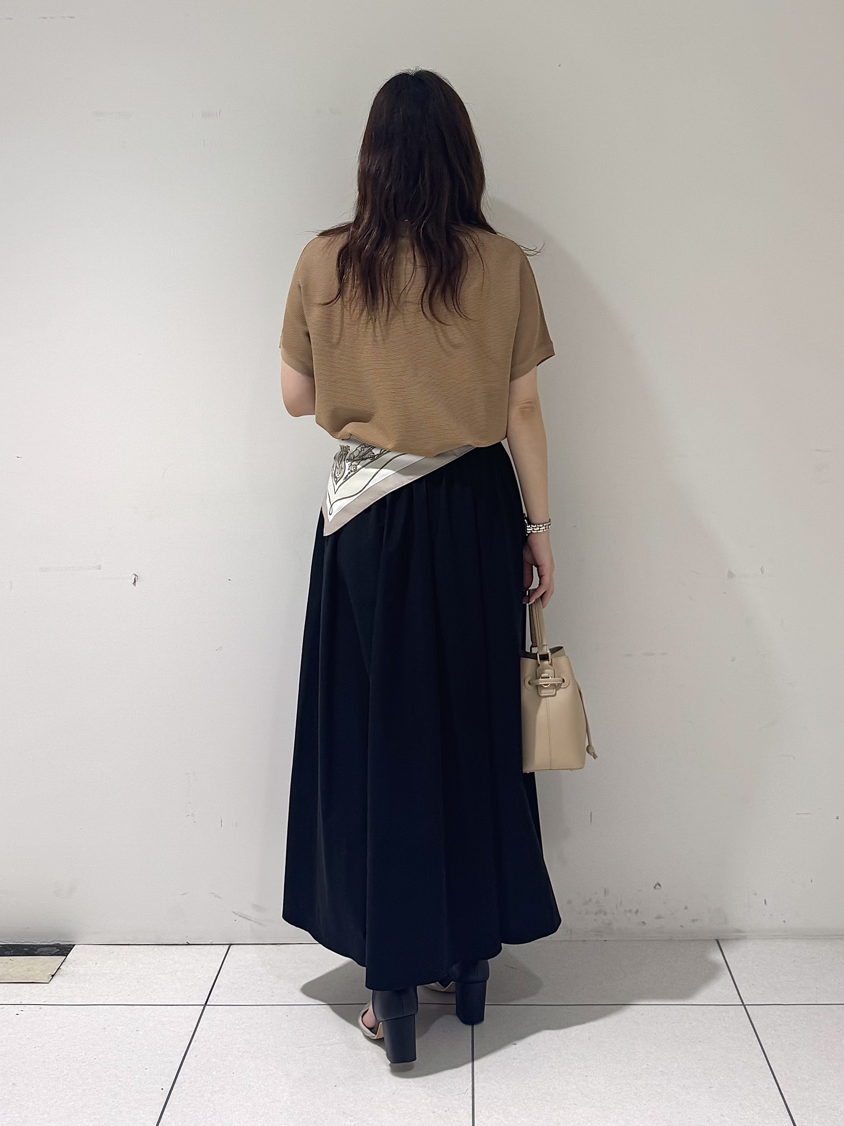 そんさんの「INDIVI｜【洗える】ガーター編みVネックニットT」を使ったコーディネート