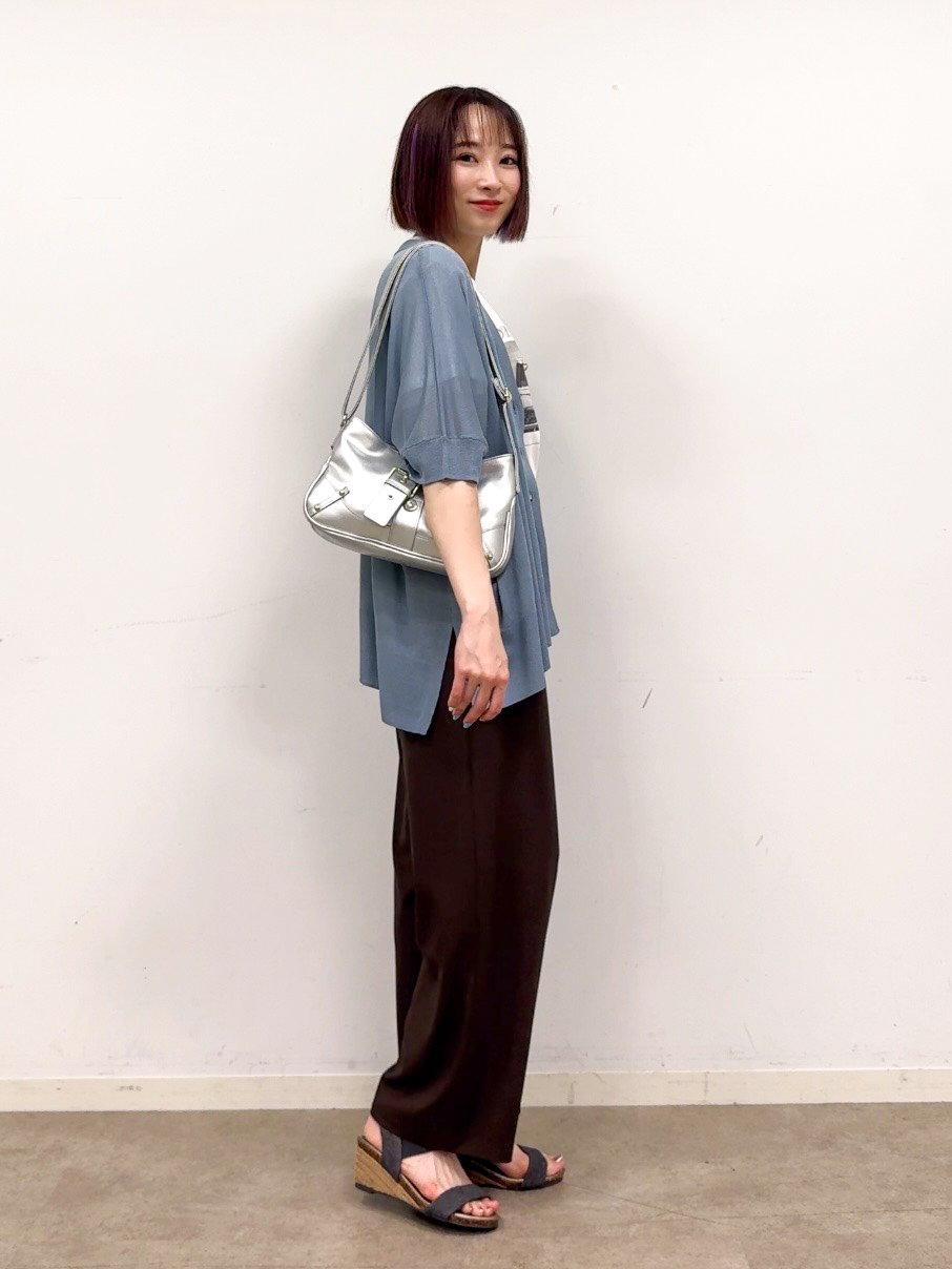 𝐜𝐡𝐢𝐤𝐚さんの「SHOO･LA･RUE｜【洗濯機可/体型カバー】上品ラメがきらめく シアーポンチョ風カーディガン」を使ったコーディネート