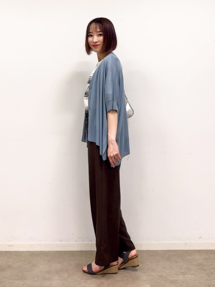 𝐜𝐡𝐢𝐤𝐚さんの「SHOO･LA･RUE｜【洗濯機可/体型カバー】上品ラメがきらめく シアーポンチョ風カーディガン」を使ったコーディネート