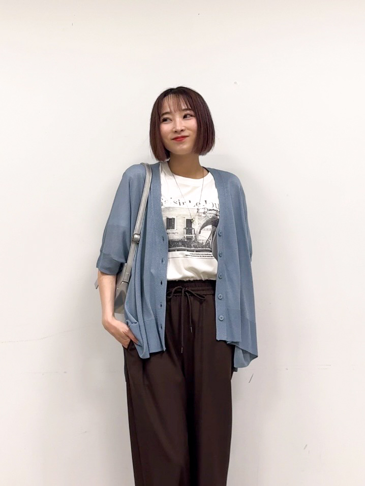 𝐜𝐡𝐢𝐤𝐚さんの「SHOO･LA･RUE｜【洗濯機可/体型カバー】上品ラメがきらめく シアーポンチョ風カーディガン」を使ったコーディネート