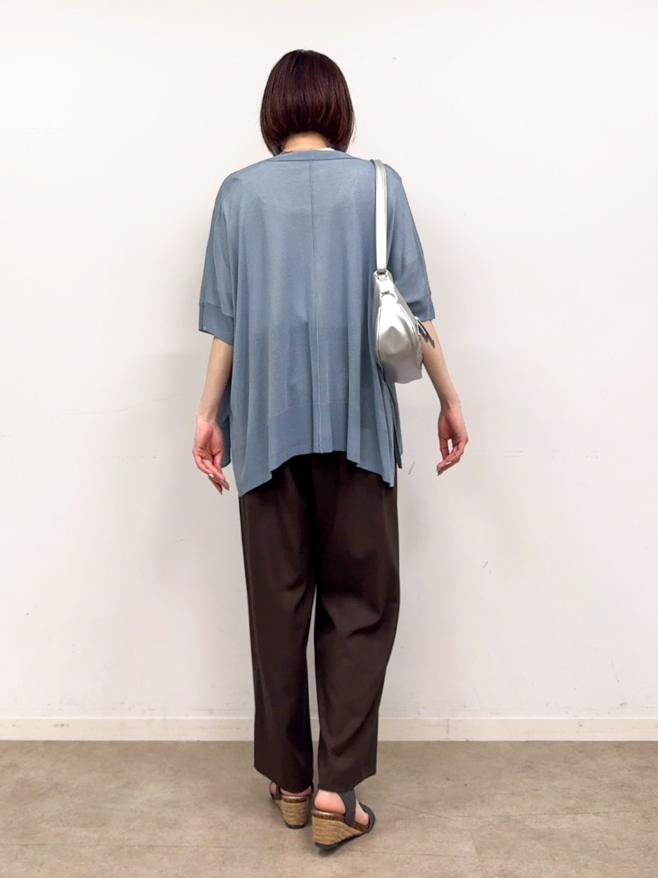 𝐜𝐡𝐢𝐤𝐚さんの「SHOO･LA･RUE｜【洗濯機可/体型カバー】上品ラメがきらめく シアーポンチョ風カーディガン」を使ったコーディネート